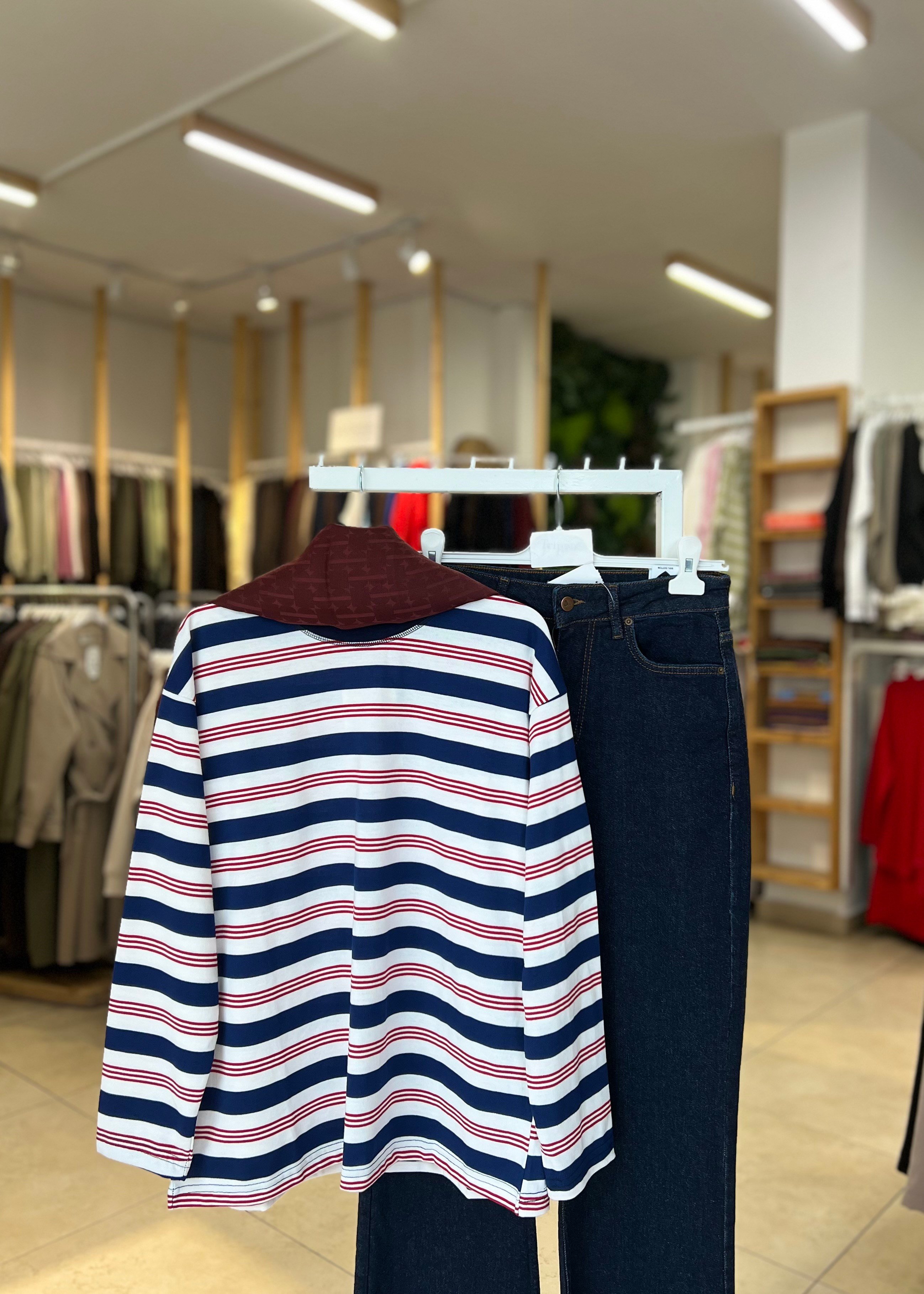 YAKASI DİKİŞ DETAYLI ÇİZGİLİ SWEAT