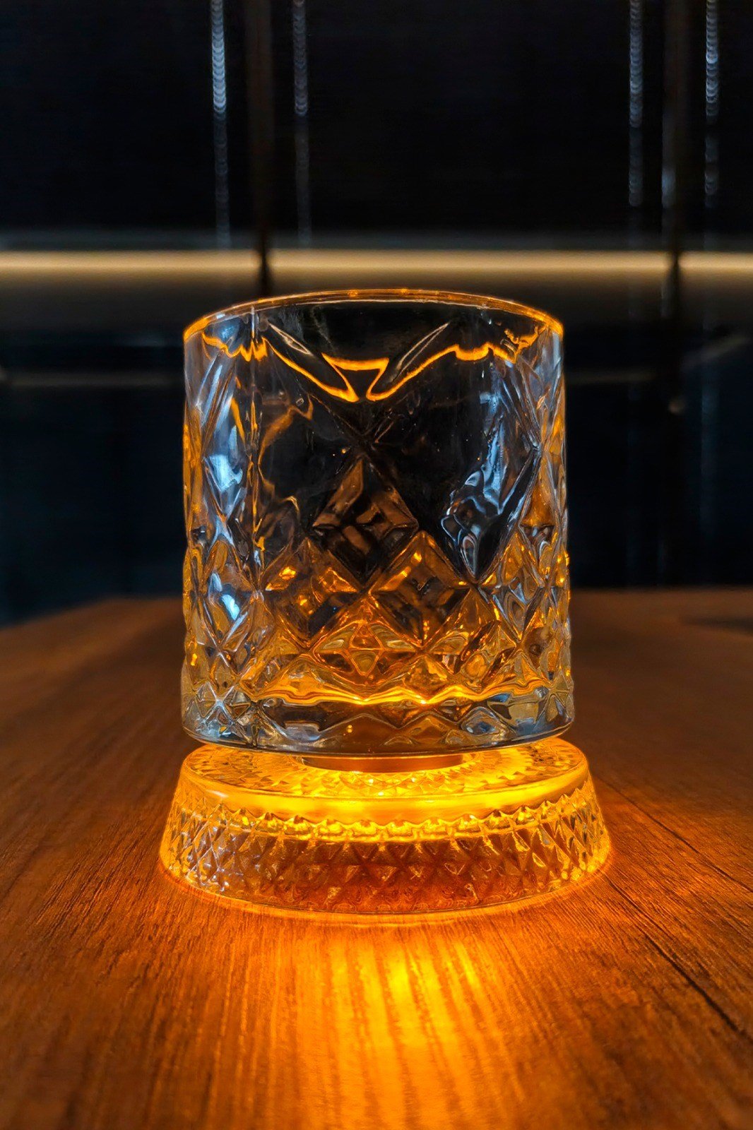 VAESKE METAL RULMANLI 360 DERECE DÖNEN LED IŞIKLI PREMIUM CAM BARDAK DALGALI