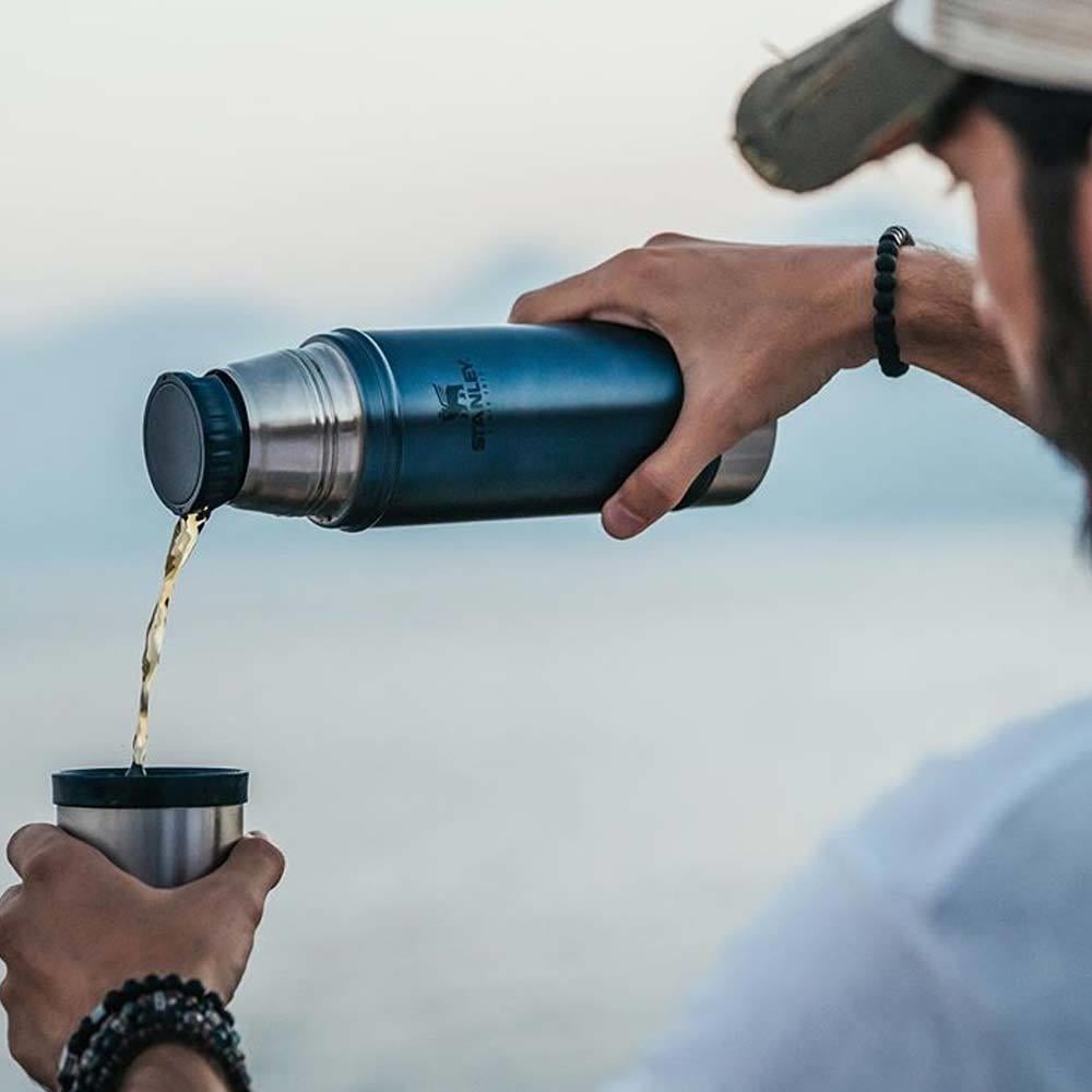 Stanley 0.75 L Classic Legendary Bottle Nightfall - Lacivert