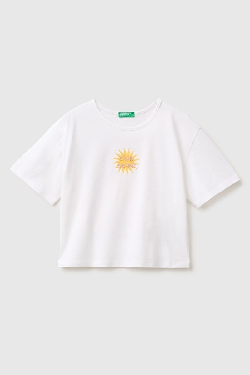 United Colors of Benetton Kız Çocuk Beyaz Ön ve Arka Baskı Detaylı Boncuk İşlemeli Geniş Yaka T-Shirt 6-14 Yaş