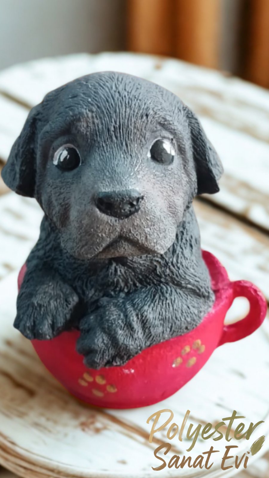 Fincanda  Oturan Sevimli Köpek (siyah )
