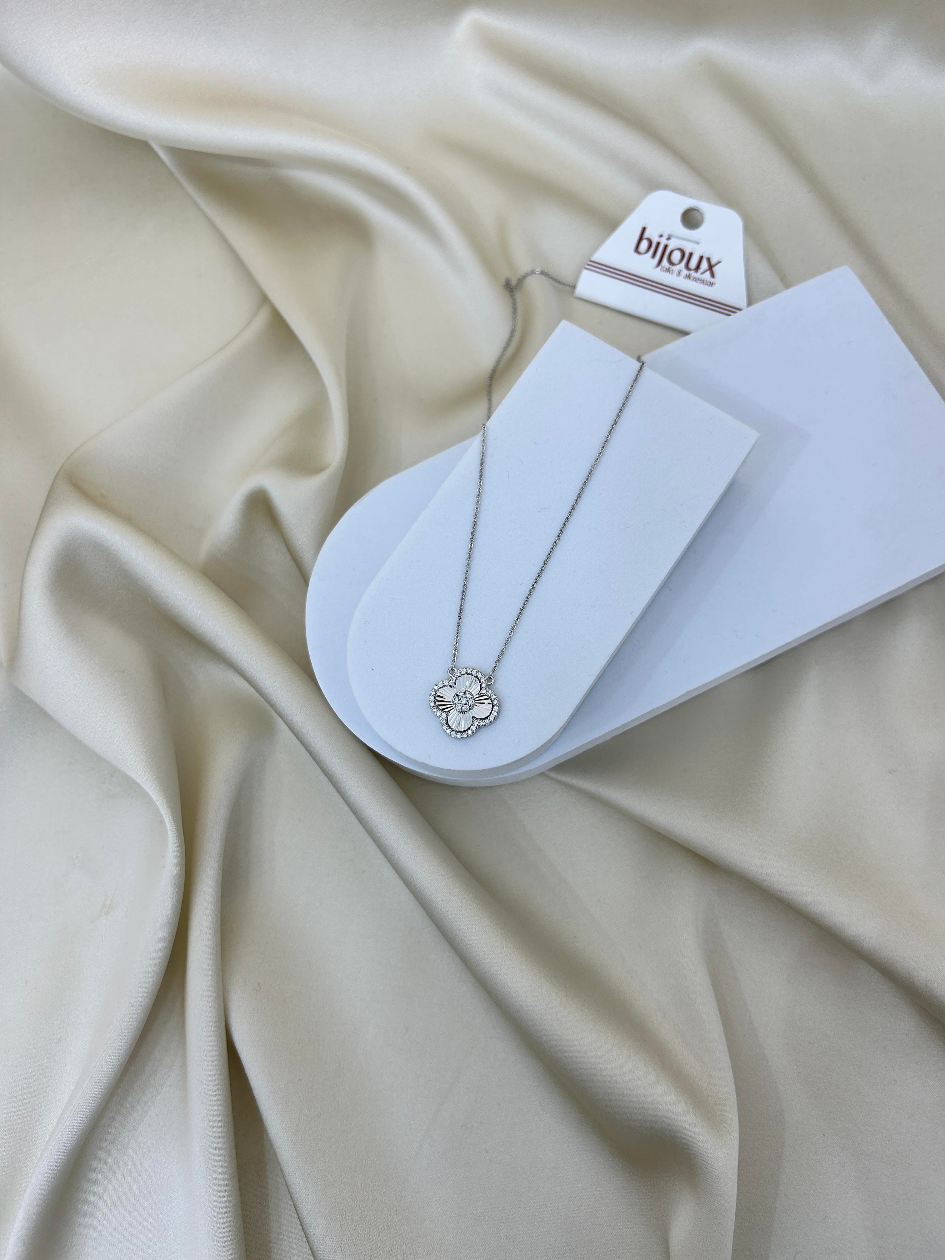 Silver Taş Detaylı Yonca Kolye