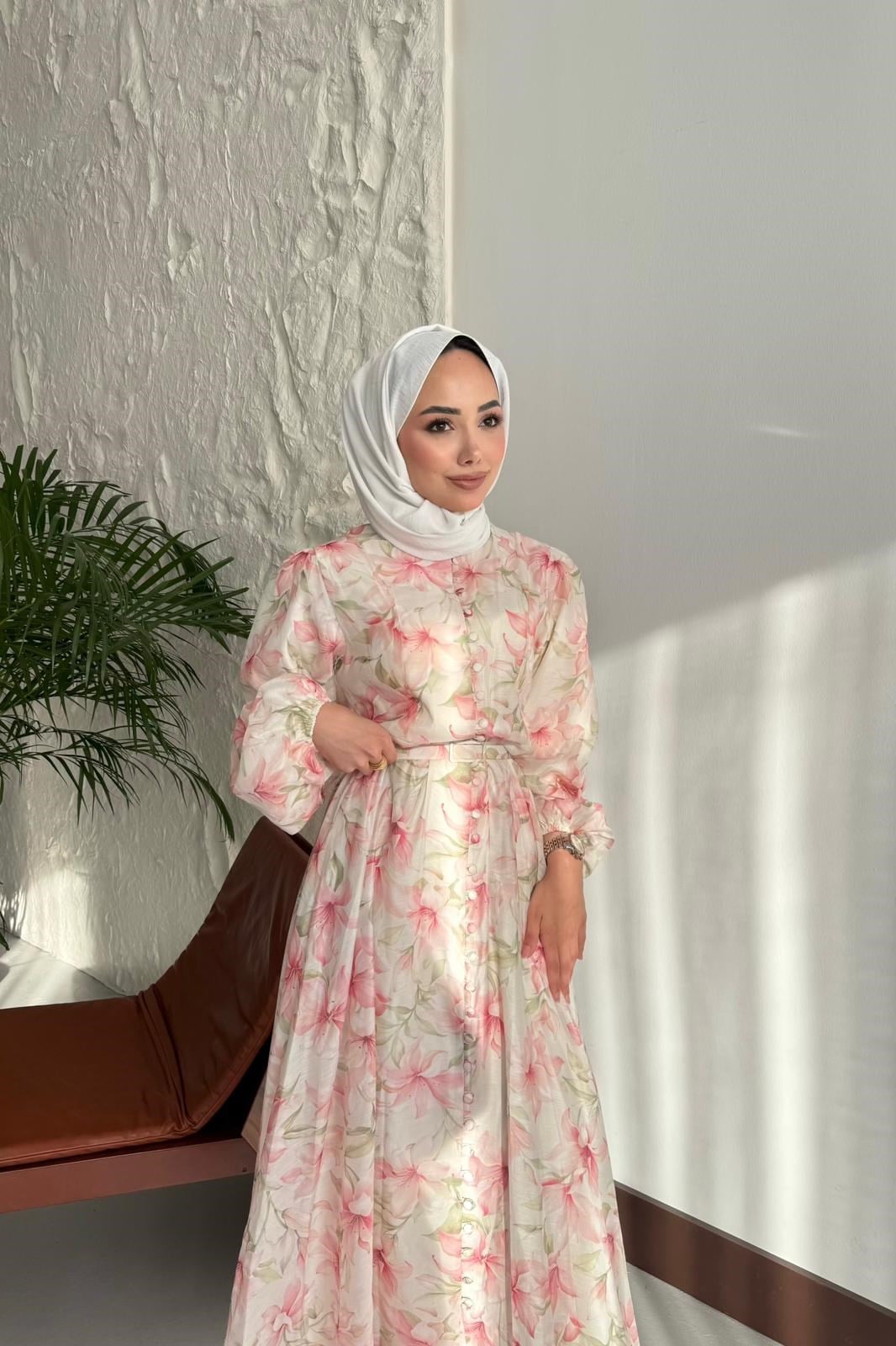 Çiçekli kemerli şifon elbise pembe