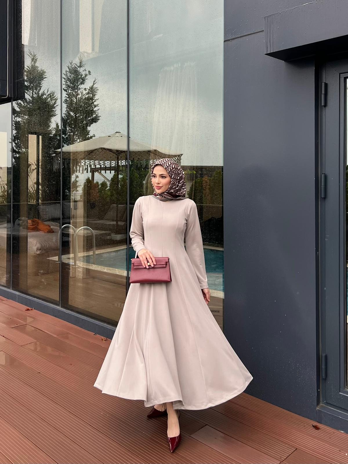 Lily Elbise Taş 