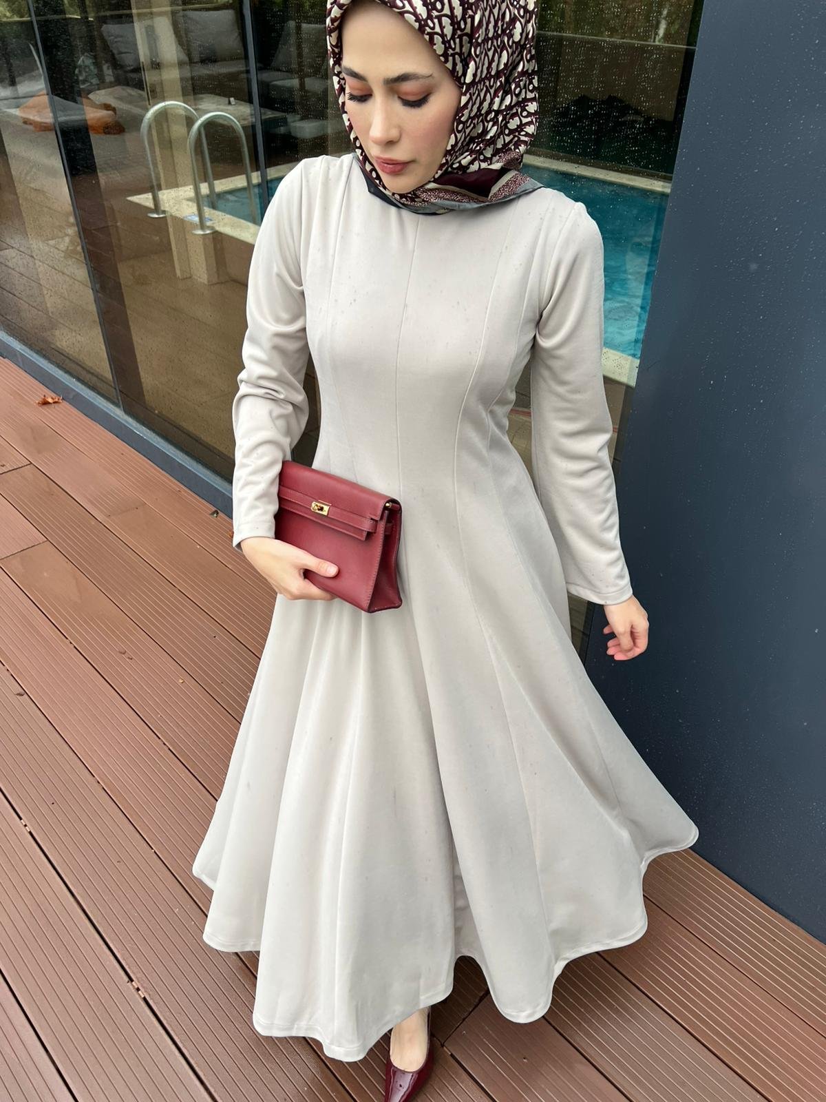 Lily Elbise Taş 
