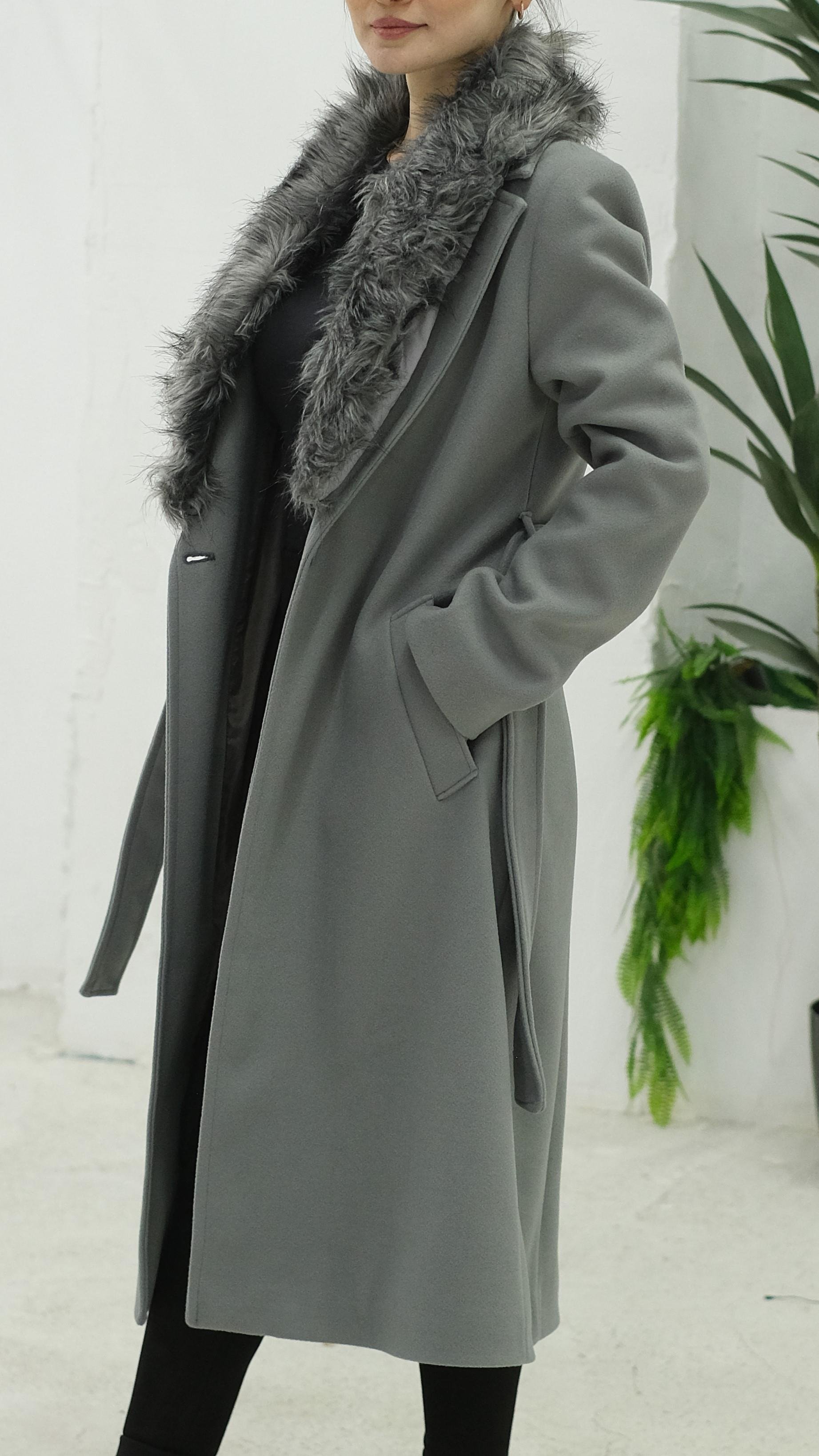 Yakası Kürklü Uzun Kaban