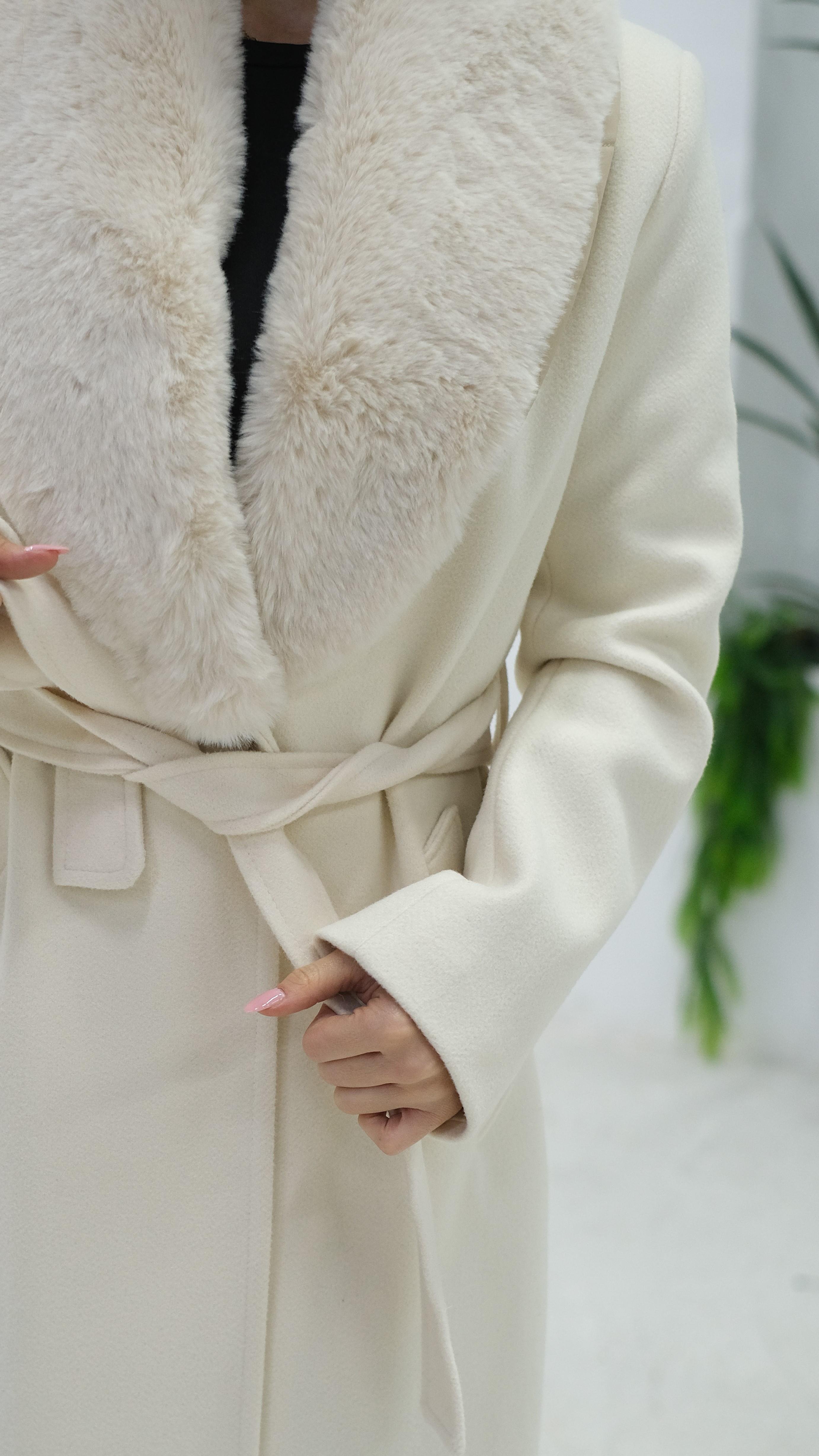 Yakası Kürklü Uzun Kaban