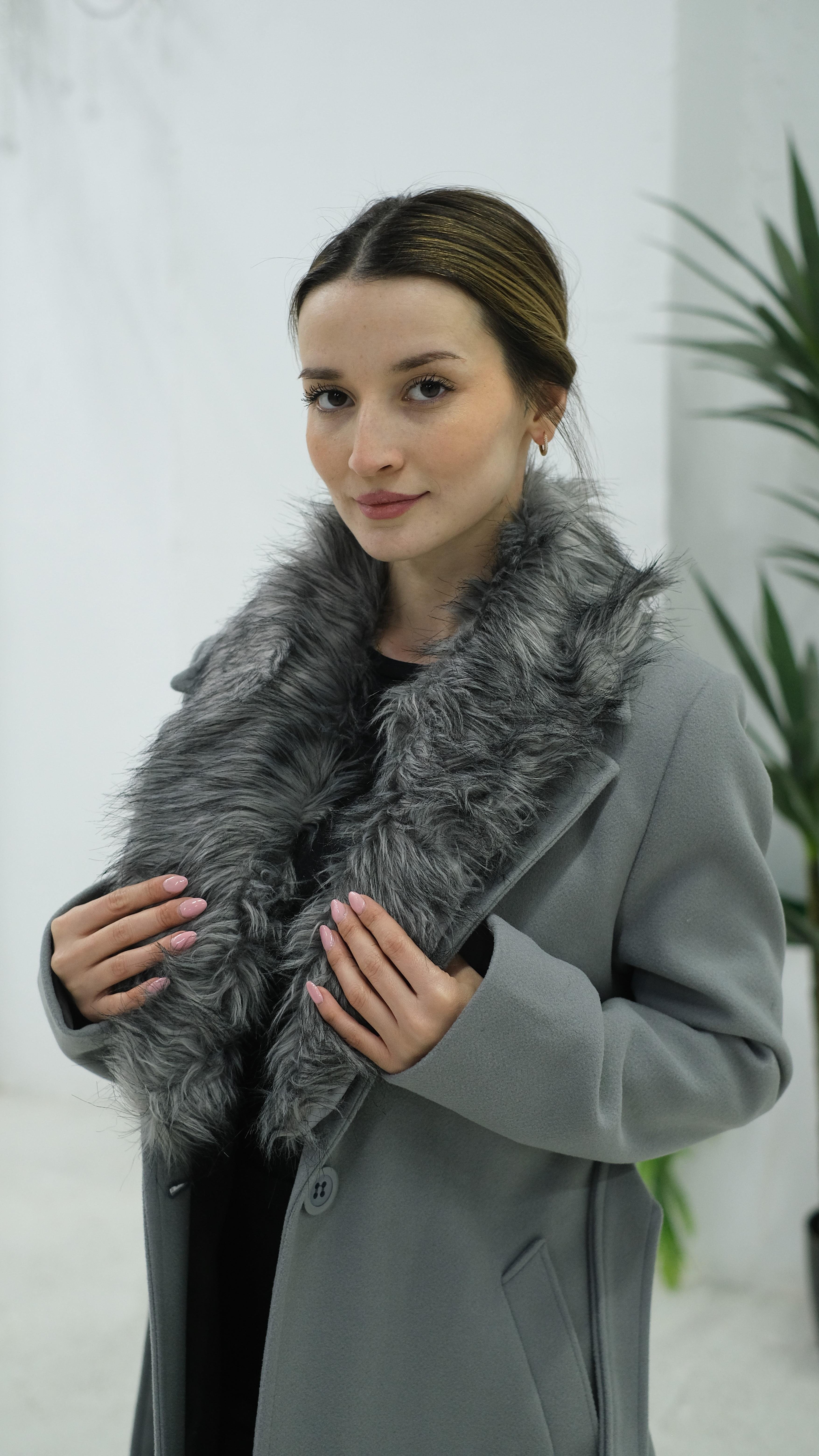 Yakası Kürklü Uzun Kaban