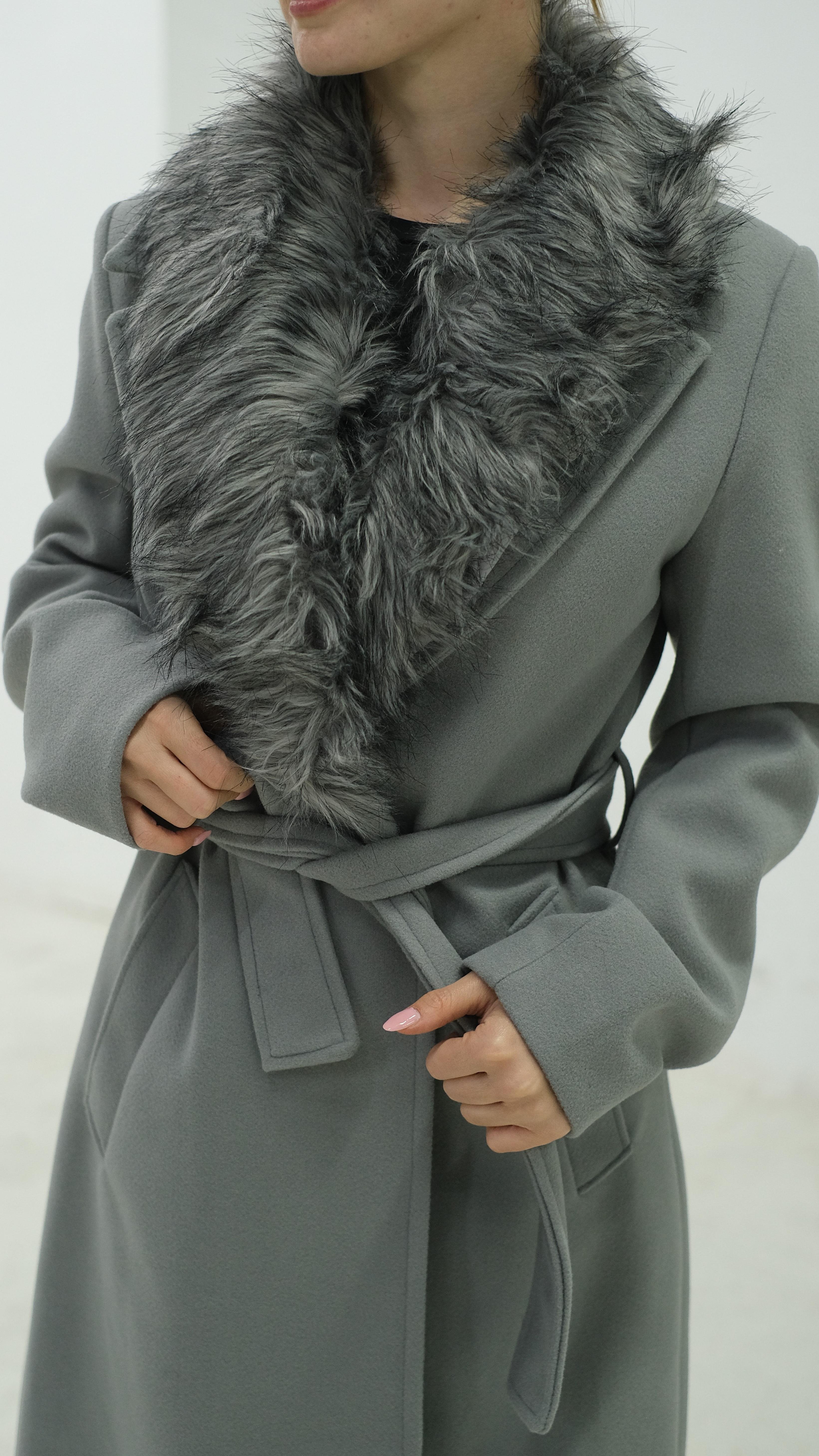 Yakası Kürklü Uzun Kaban