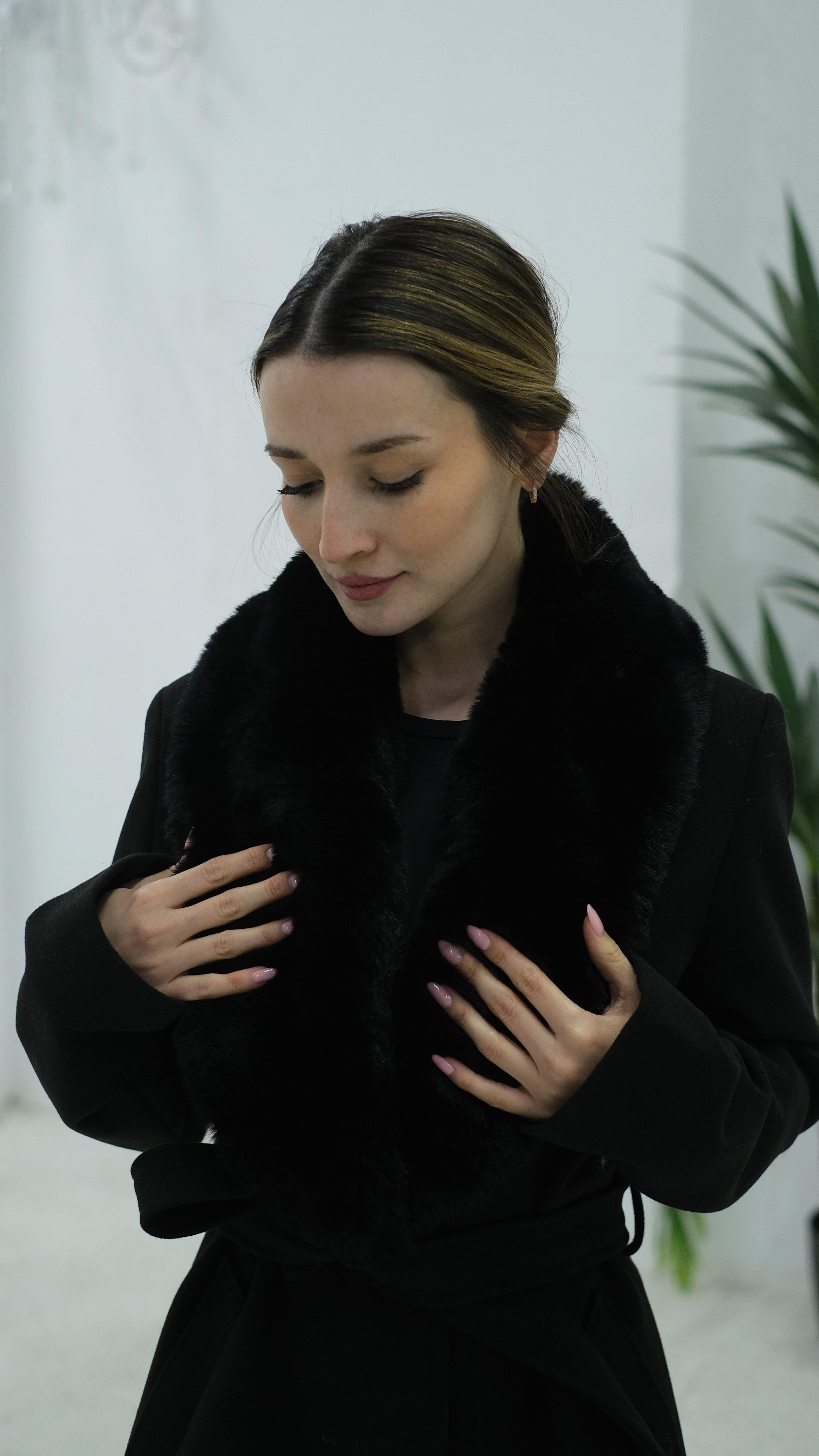 Yakası Kürklü Uzun Kaban