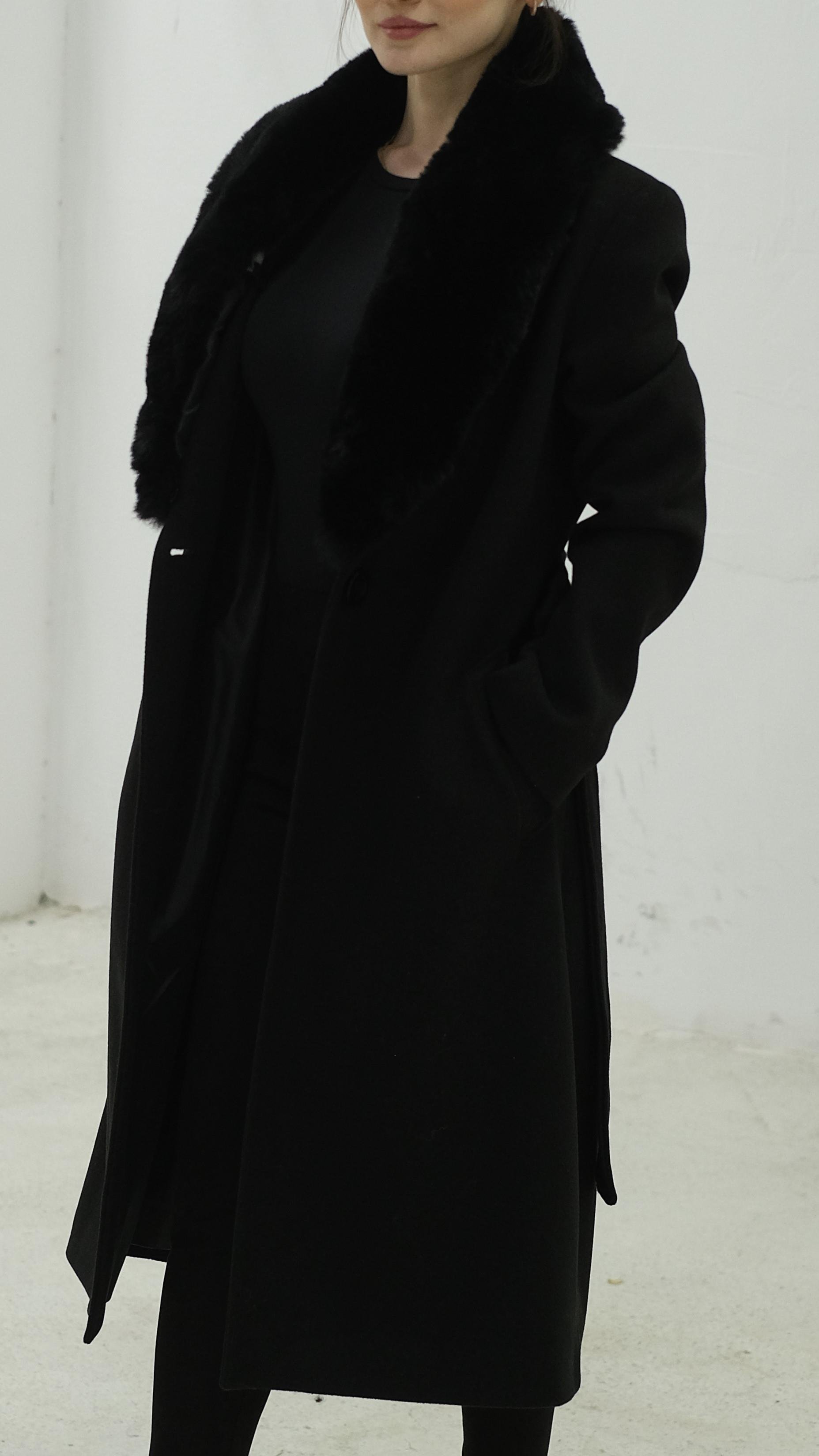 Yakası Kürklü Uzun Kaban