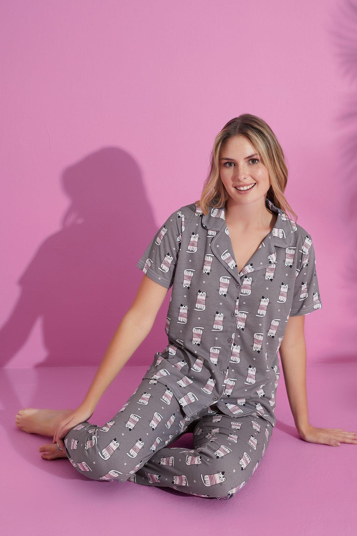 Kadın Gri Kedi Desenli Pamuklu Düğmeli Gömlek Yaka Kısa Kollu Pijama Takımı