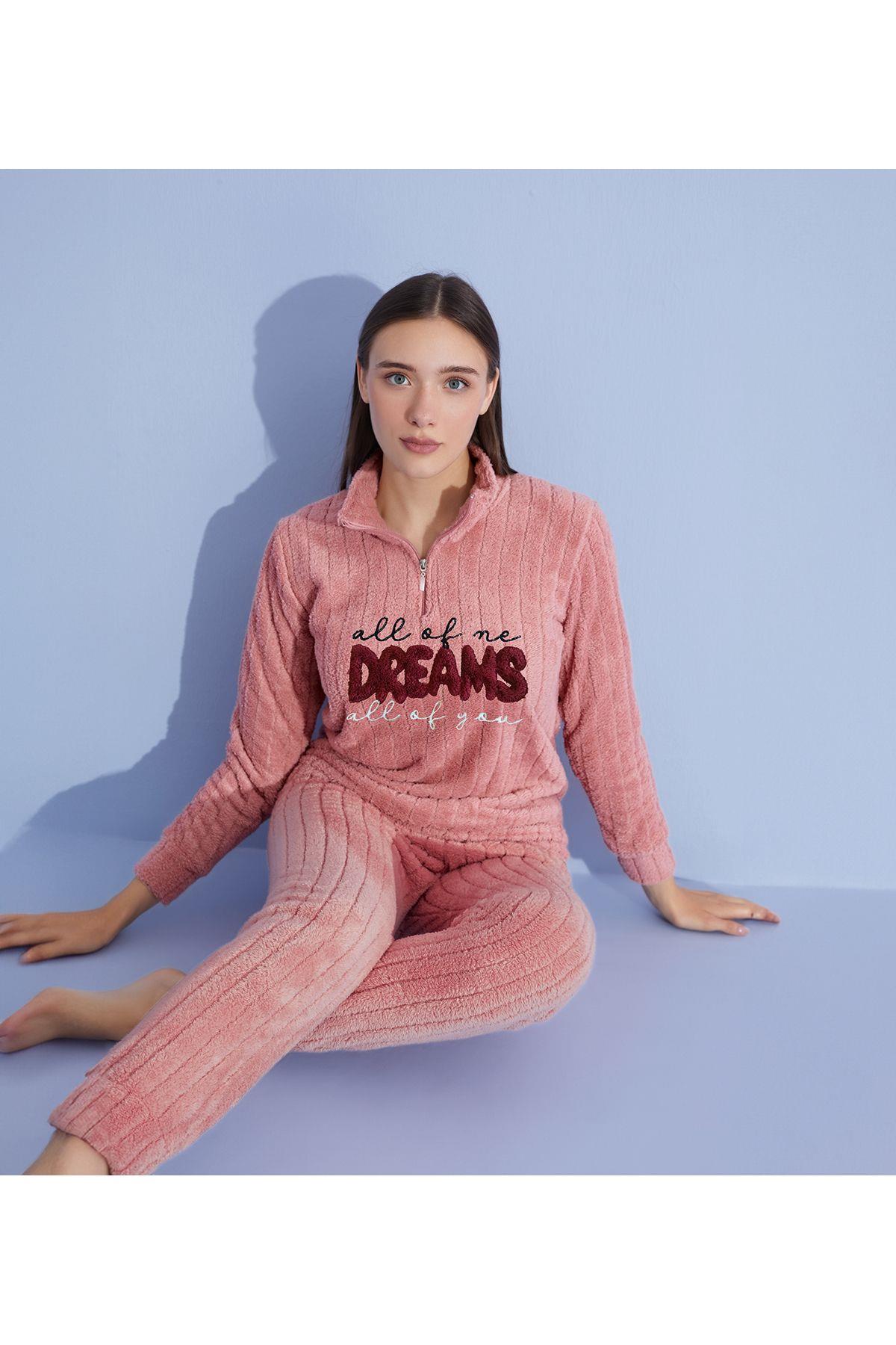 Kadın Regular Fit Fermuarlı Yaka Kışlık Yumuşak Dokulu Polar Peluş Pijama Takımı