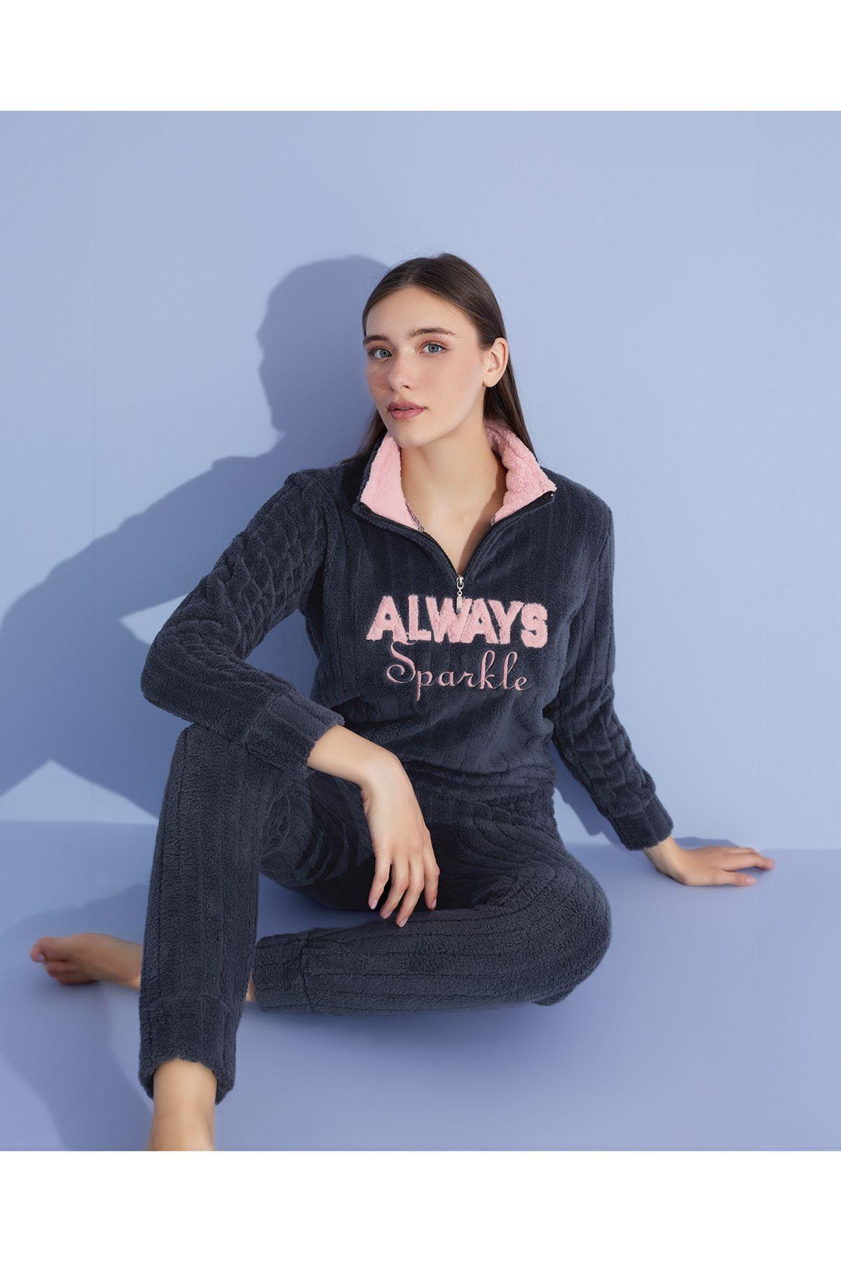 Kadın Regular Fit Fermuarlı Yaka Kışlık Yumuşak Dokulu Polar Peluş Pijama Takımı