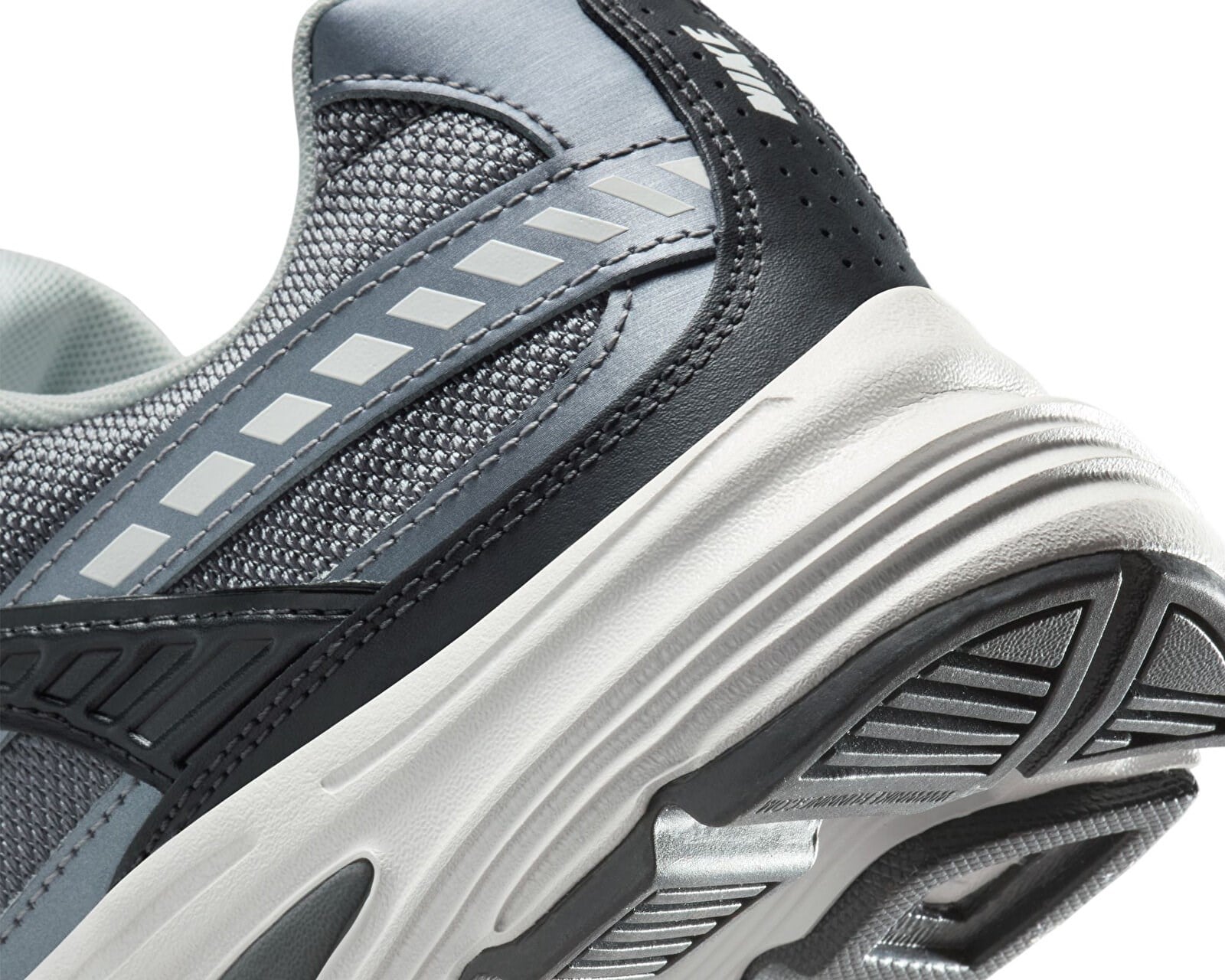 NIKE IB3083-001 INITIATOR