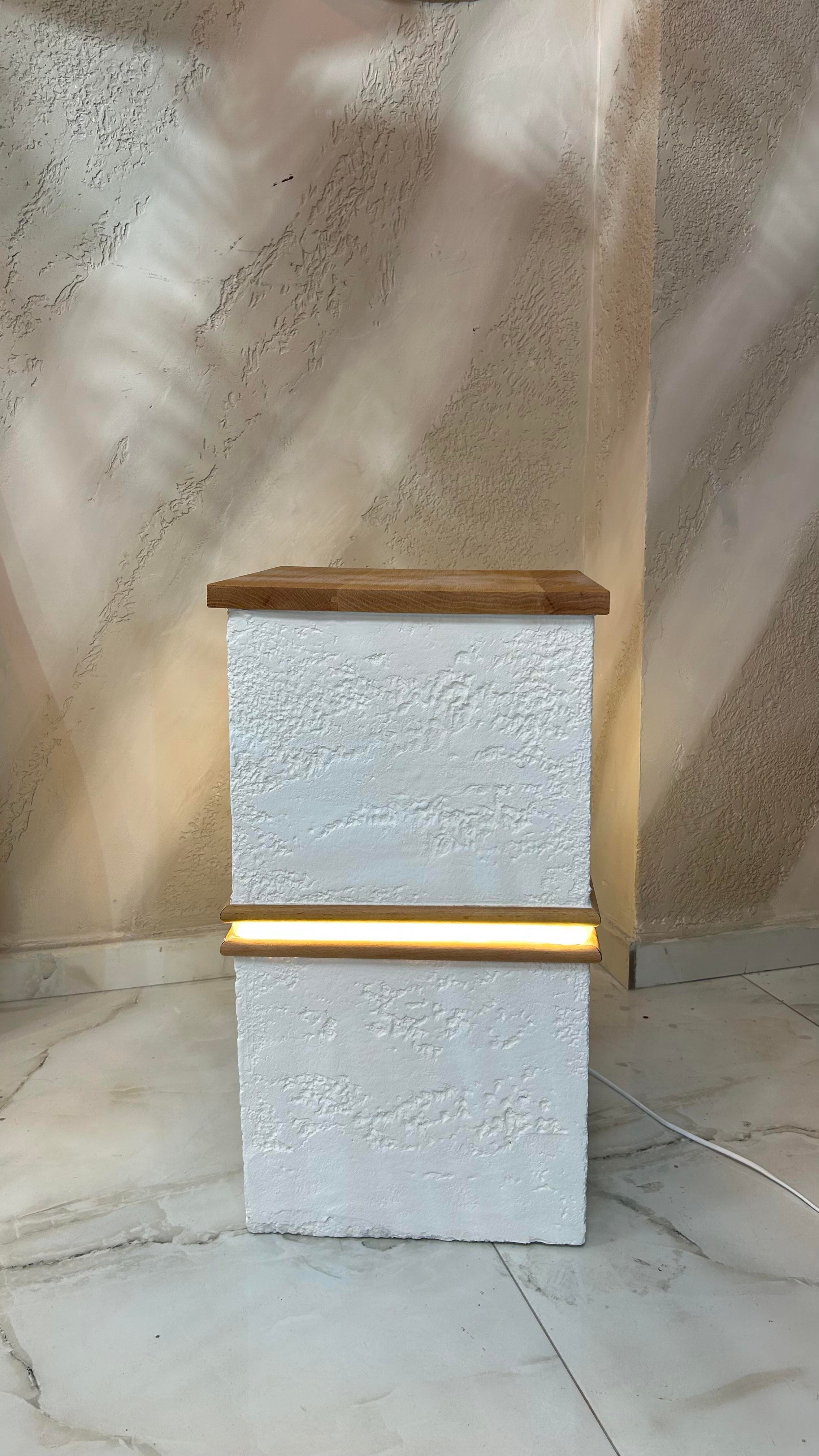 Ahşap ve Traverten Dokulu Işıklı Dekoratif Yan Sehba
