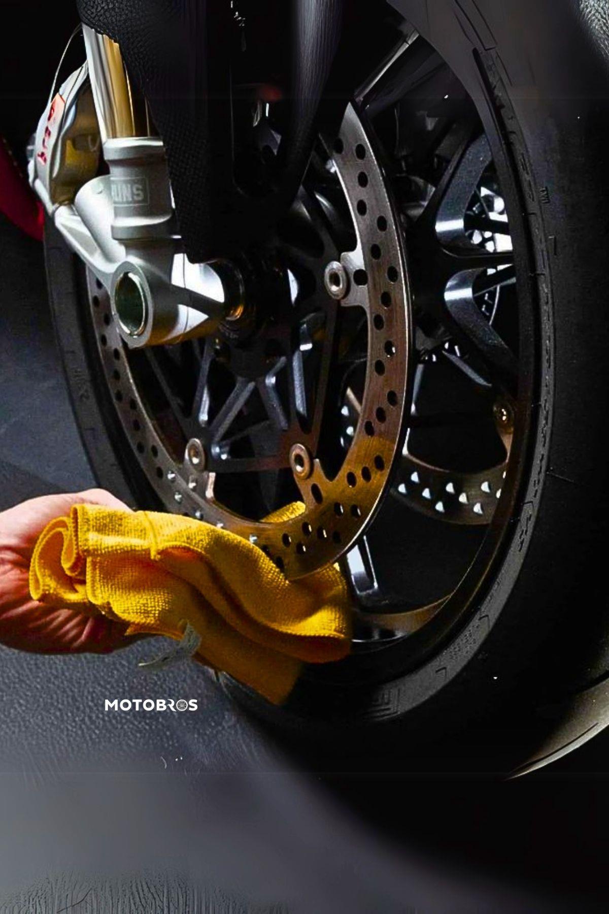 Motosiklet Seramik Katkılı Cila – Derin Parlaklık ve Uzun Süreli Koruma Motosiklet Cilası