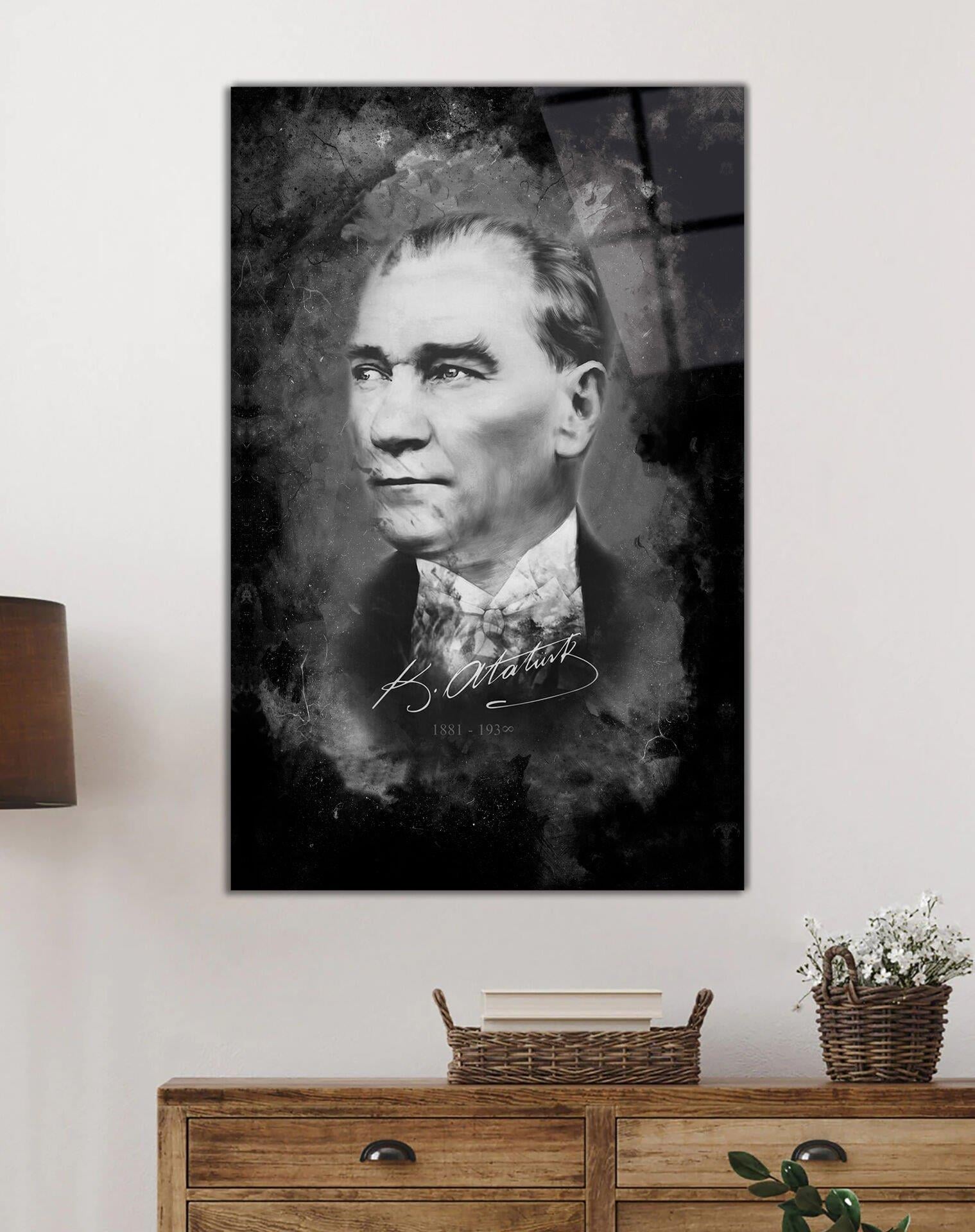 Atatürk Siyah Beyaz Portre Dikey Cam Tablo Hediyelik Büyük Tablo Ev Ofis Dekoru