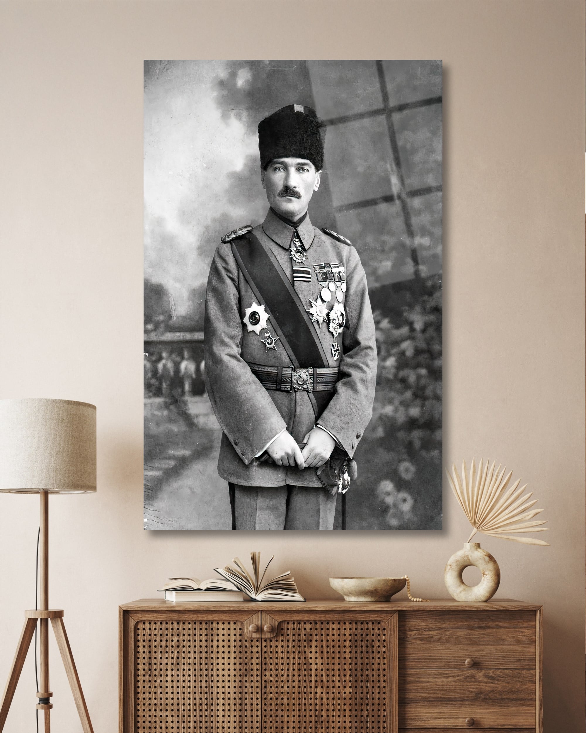 Üniformalı Atatürk Siyah Beyaz Cam Tablo Hediyelik Büyük Tablo Ev Ofis Dekoru