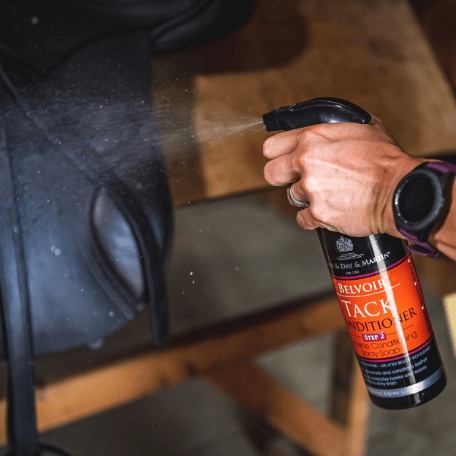 Belvoir Tack Conditioner Spray Step 2
