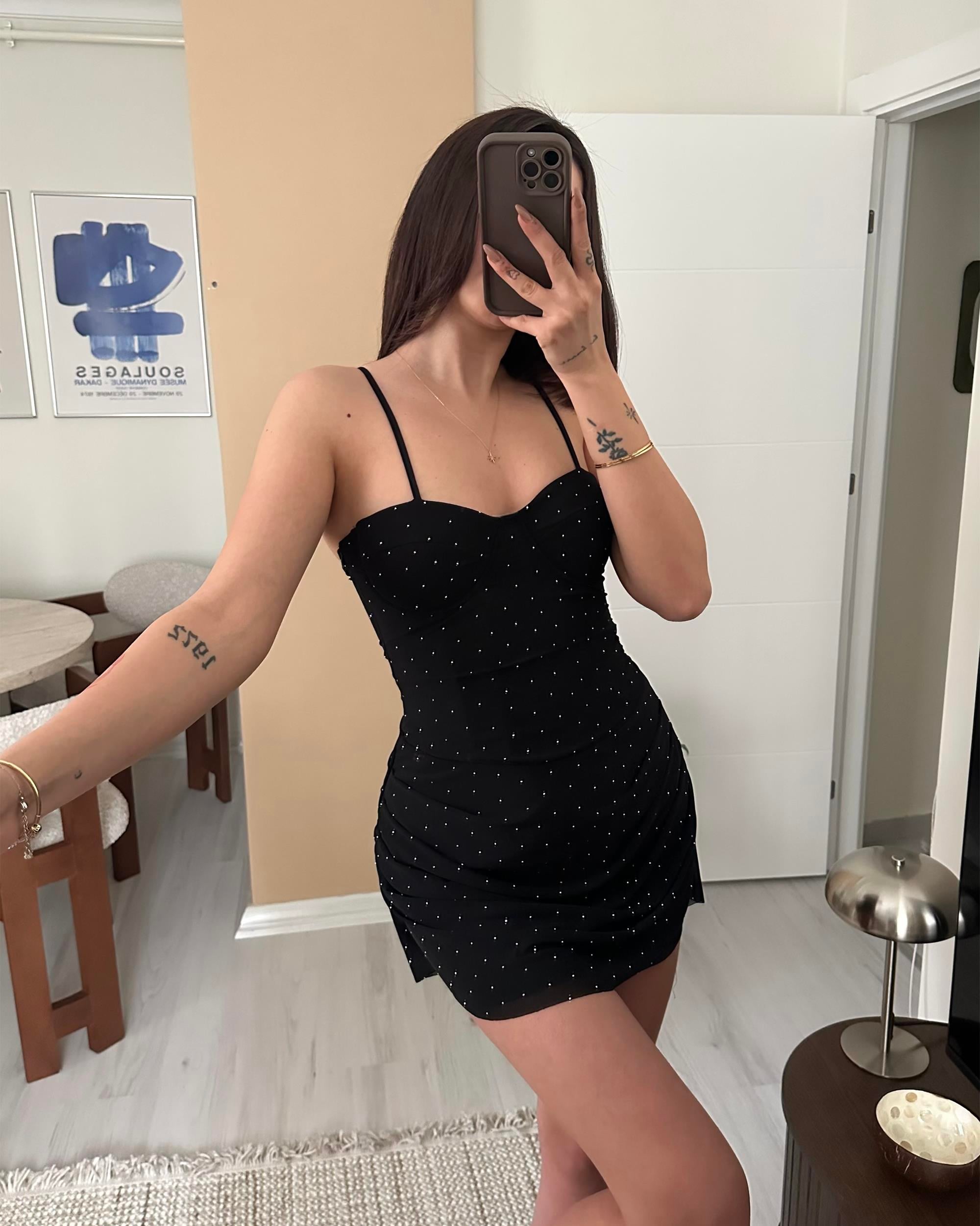 Siyah Taş Detaylı Askılı Mini Elbise