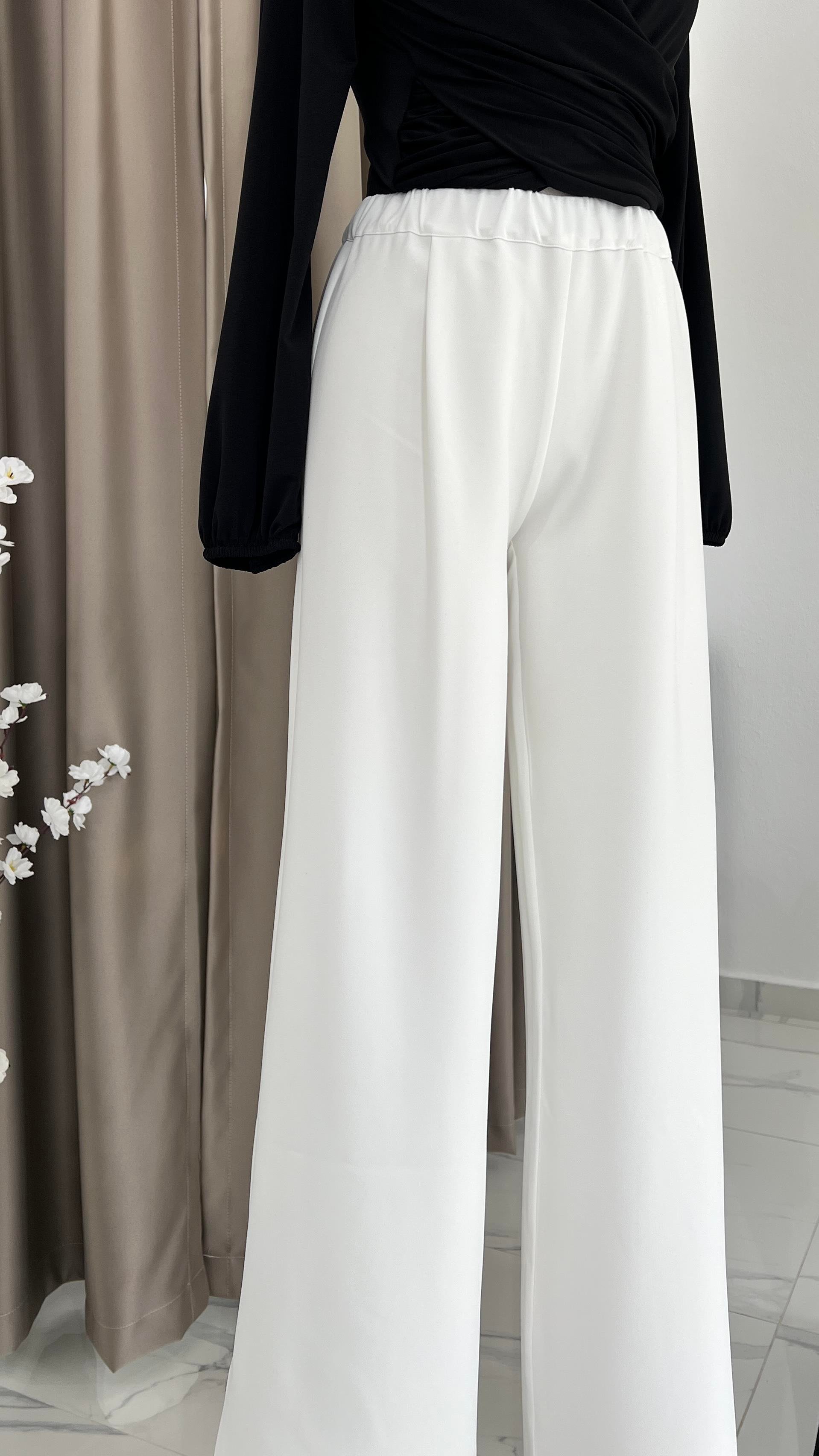 Beyaz Yırtmaç Detaylı Pantolon