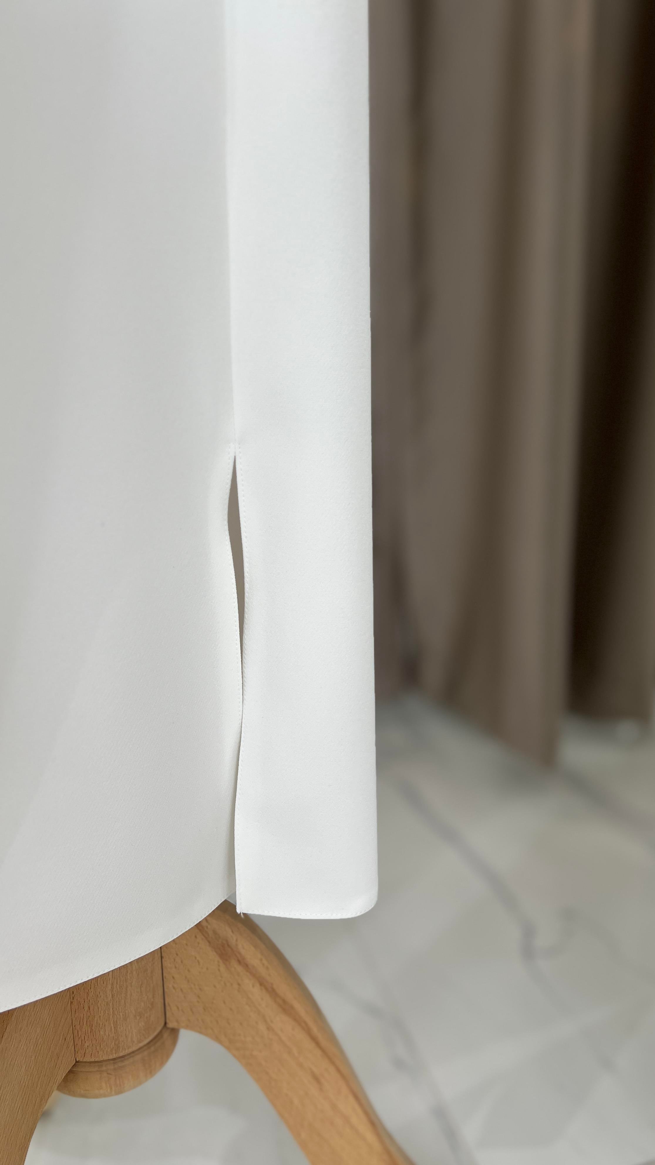 Beyaz Yırtmaç Detaylı Pantolon