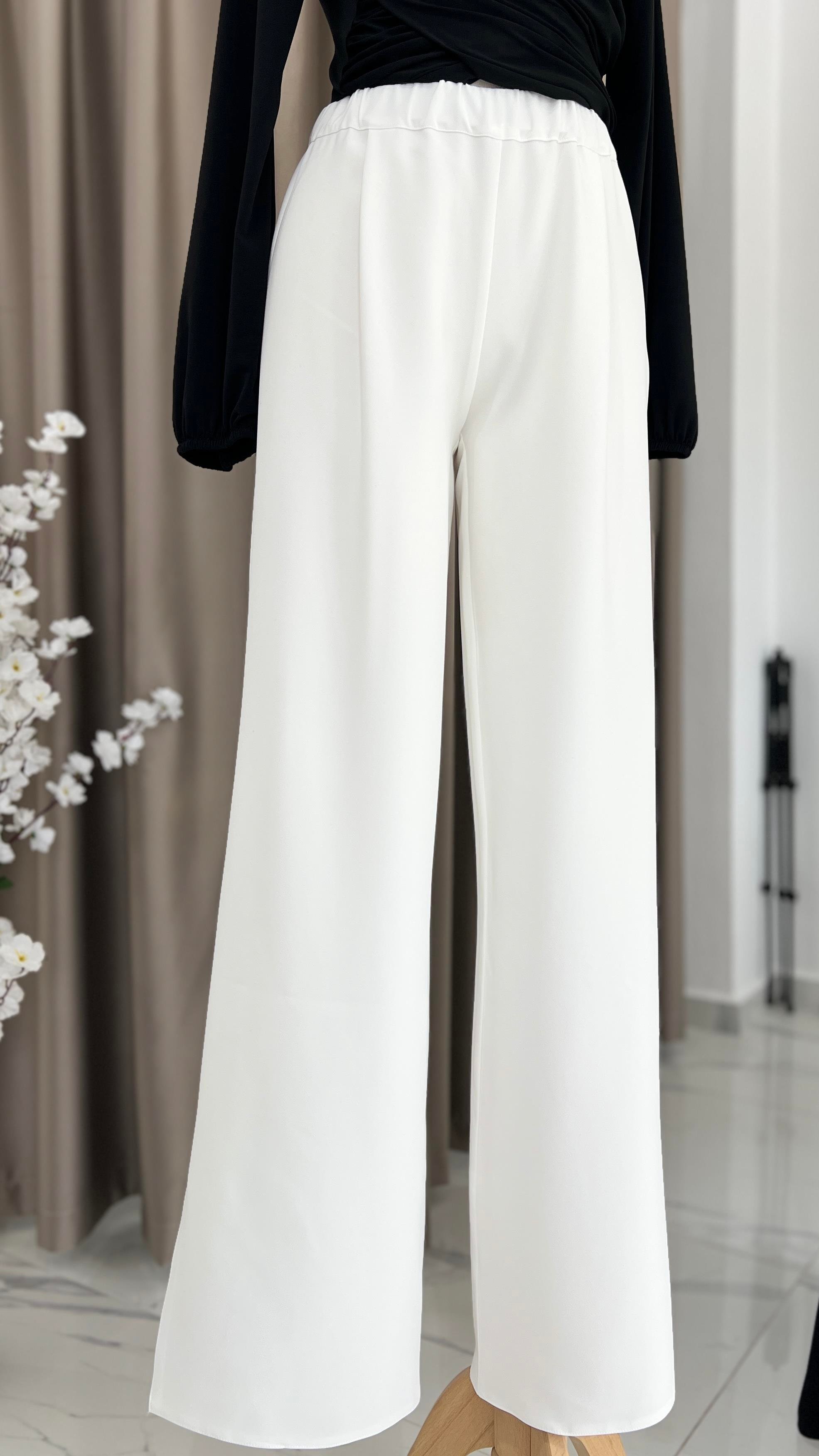 Beyaz Yırtmaç Detaylı Pantolon