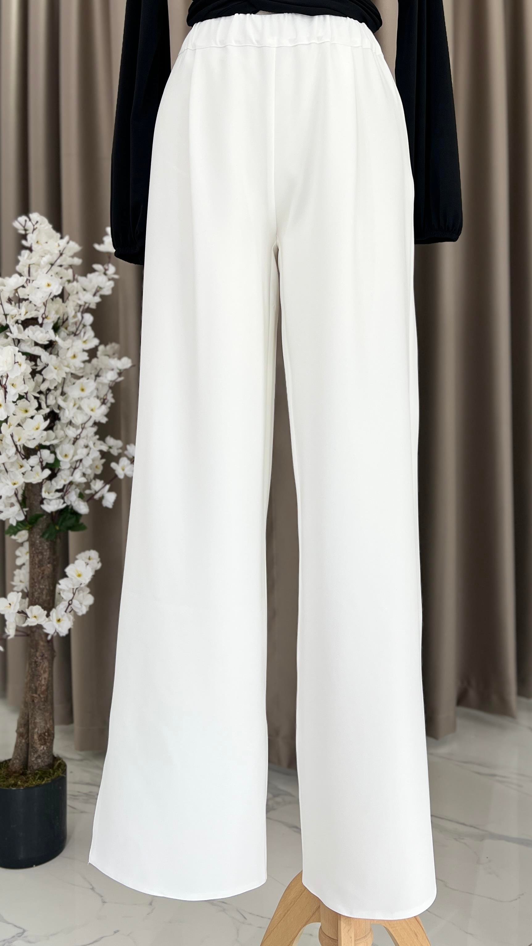 Beyaz Yırtmaç Detaylı Pantolon