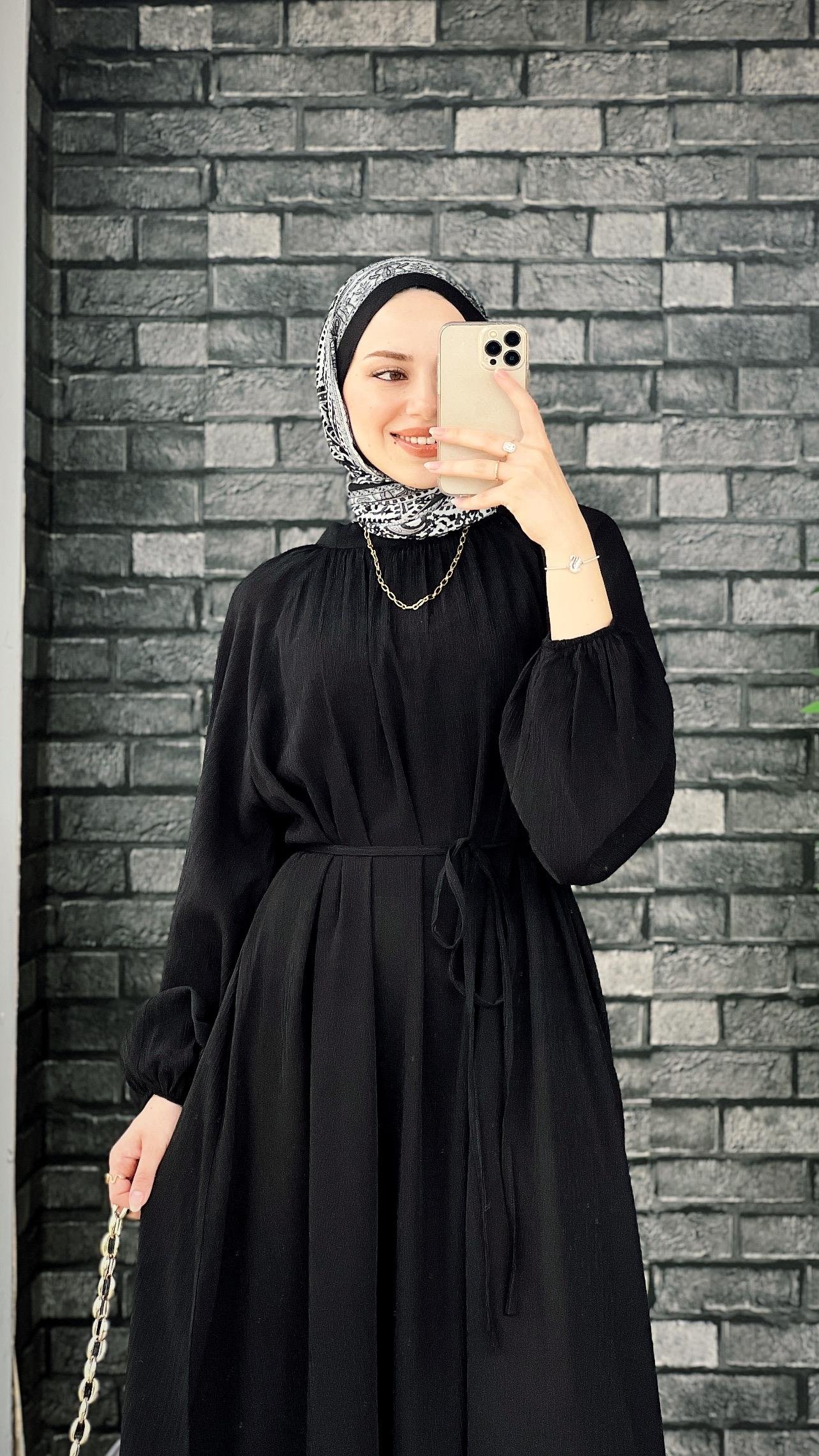 Sade Zarafet Kuşaklı Elbise – Siyah