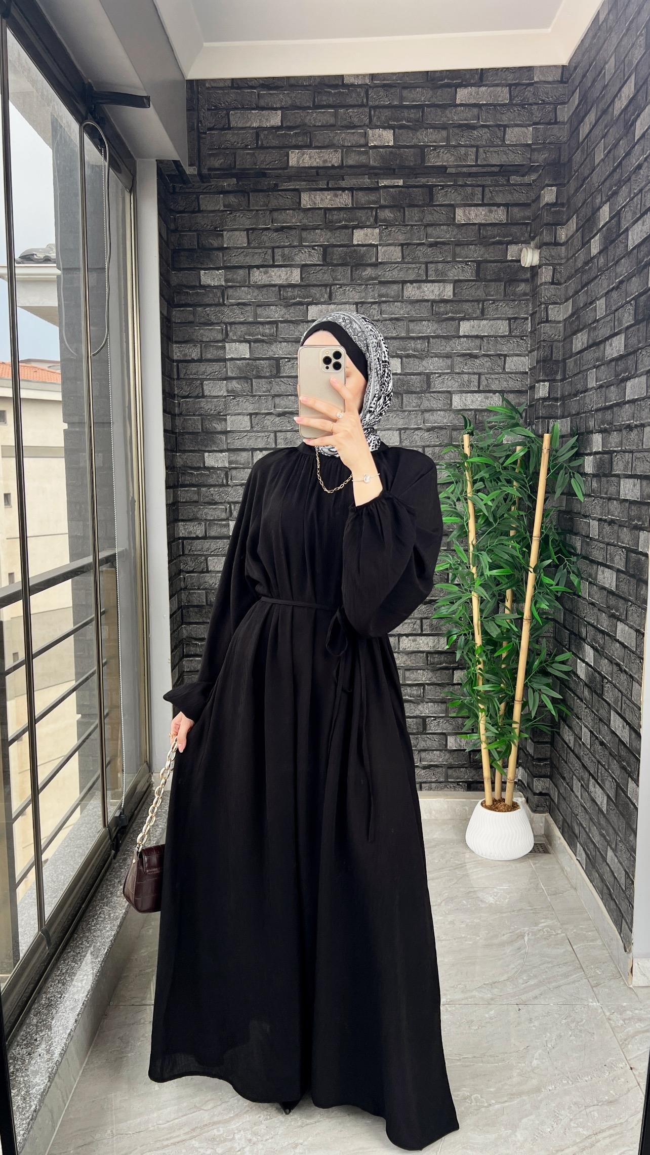 Sade Zarafet Kuşaklı Elbise – Siyah