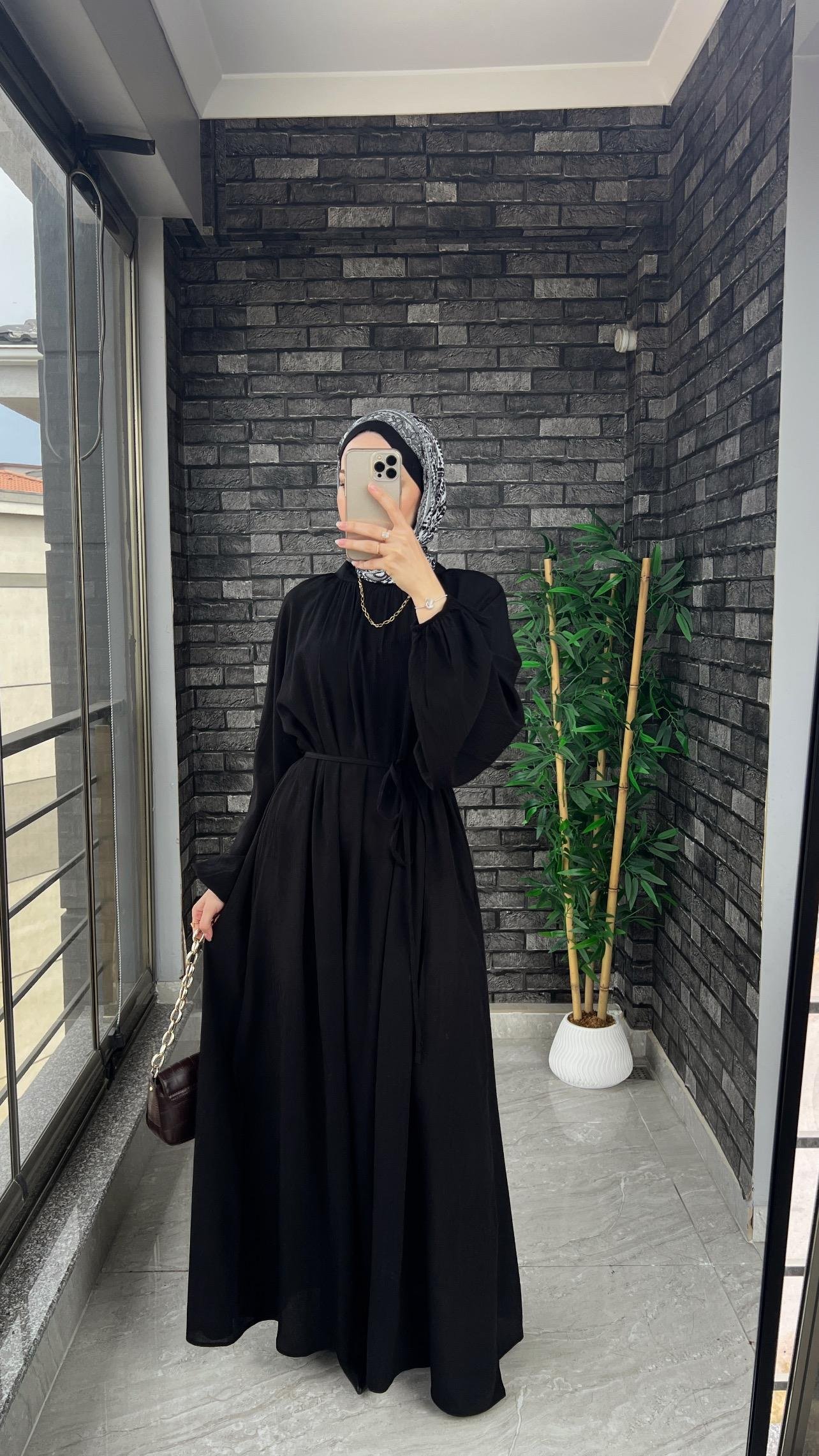 Sade Zarafet Kuşaklı Elbise – Siyah