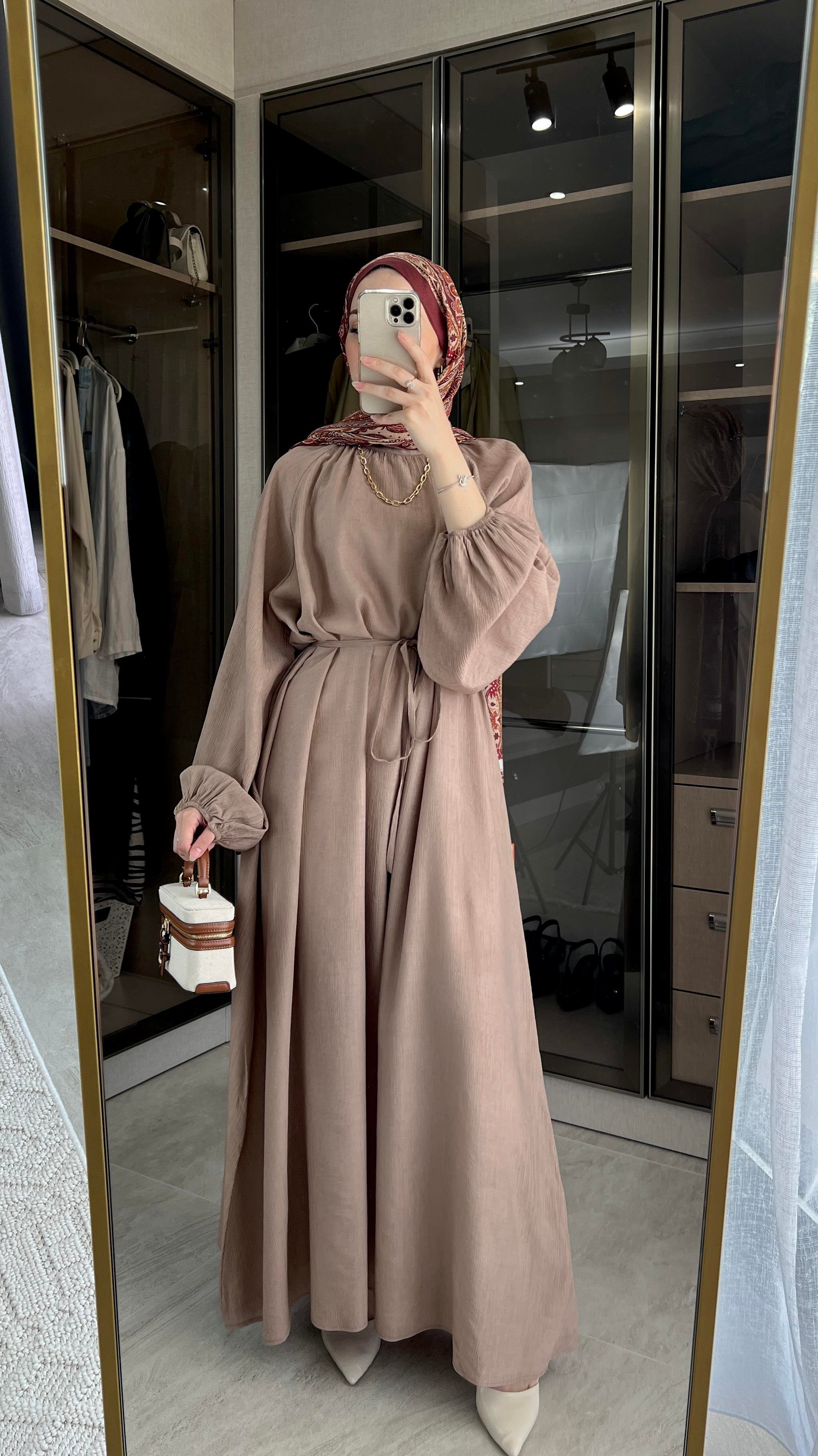 Sade Zarafet Kuşaklı Elbise – Vizon
