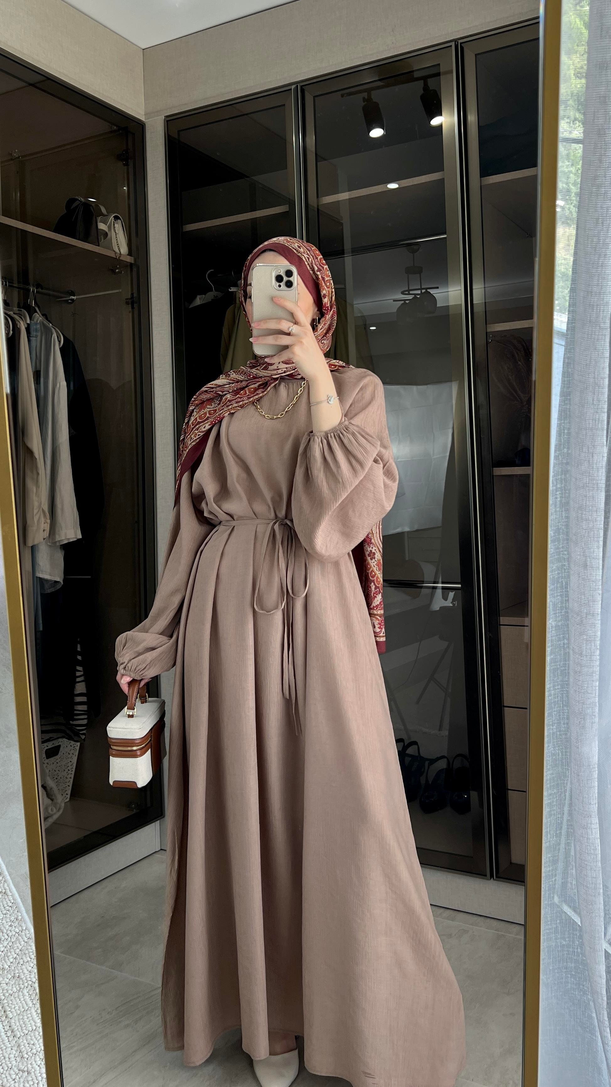 Sade Zarafet Kuşaklı Elbise – Vizon