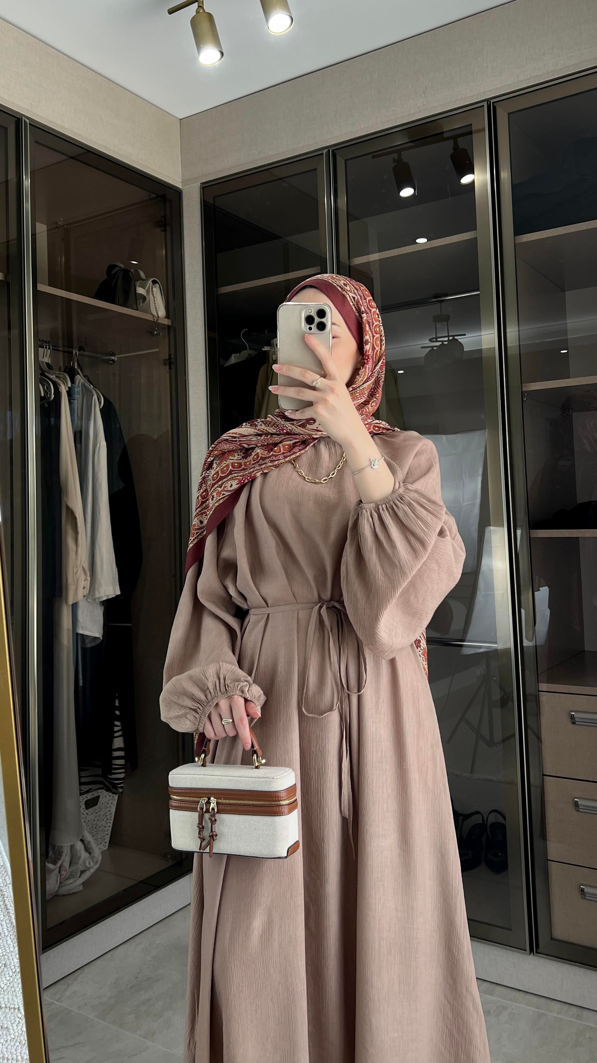 Sade Zarafet Kuşaklı Elbise – Vizon