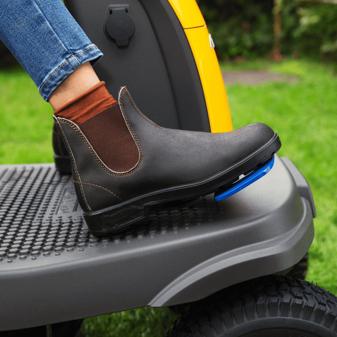 Stiga SWIFT 372 E Akülü Çim Biçme Traktörü (3 X 48V Batarya+Şarj Cihazı Dahil)