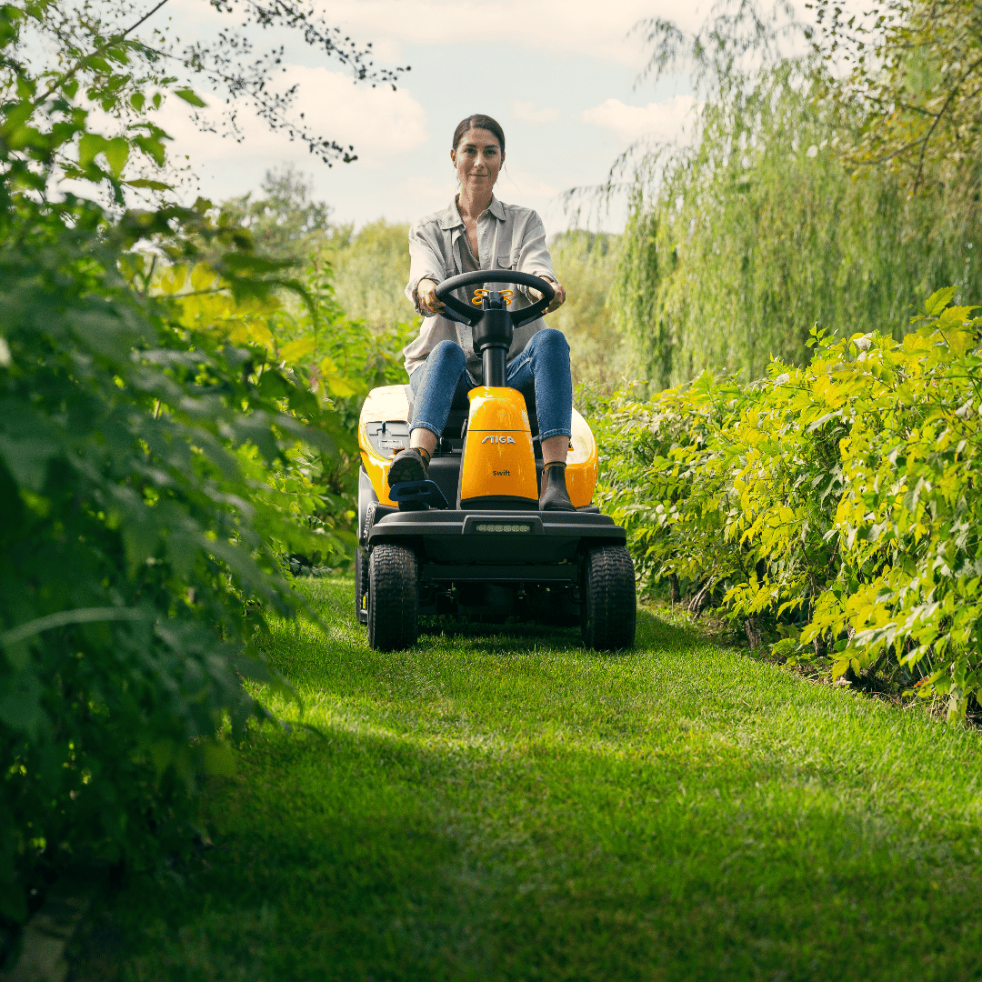 Stiga SWIFT 372 E Akülü Çim Biçme Traktörü (3 X 48V Batarya+Şarj Cihazı Dahil)