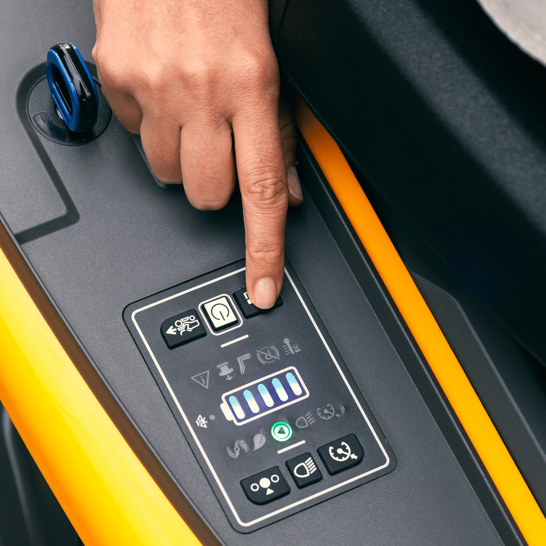 Stiga SWIFT 372 E Akülü Çim Biçme Traktörü (3 X 48V Batarya+Şarj Cihazı Dahil)