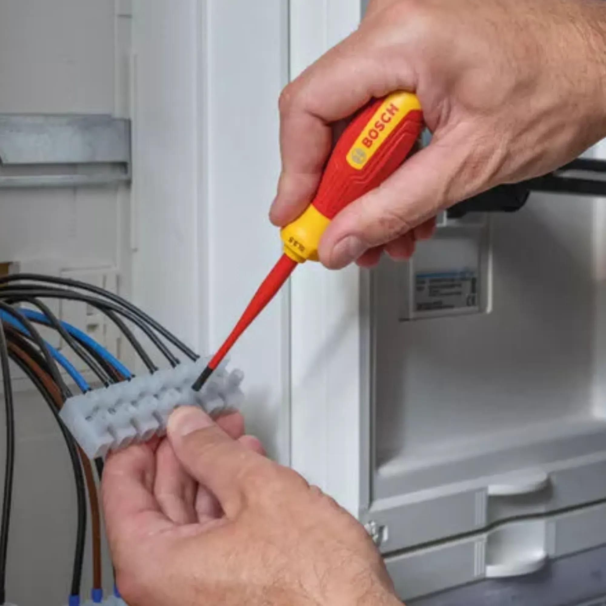  Bosch 14 Parça Elektrikçi Tornavida Seti - Güvenli ve KapsamlıBoschBosch Elektrikçi Tornavida Seti 14 Lü 263.14.TS02