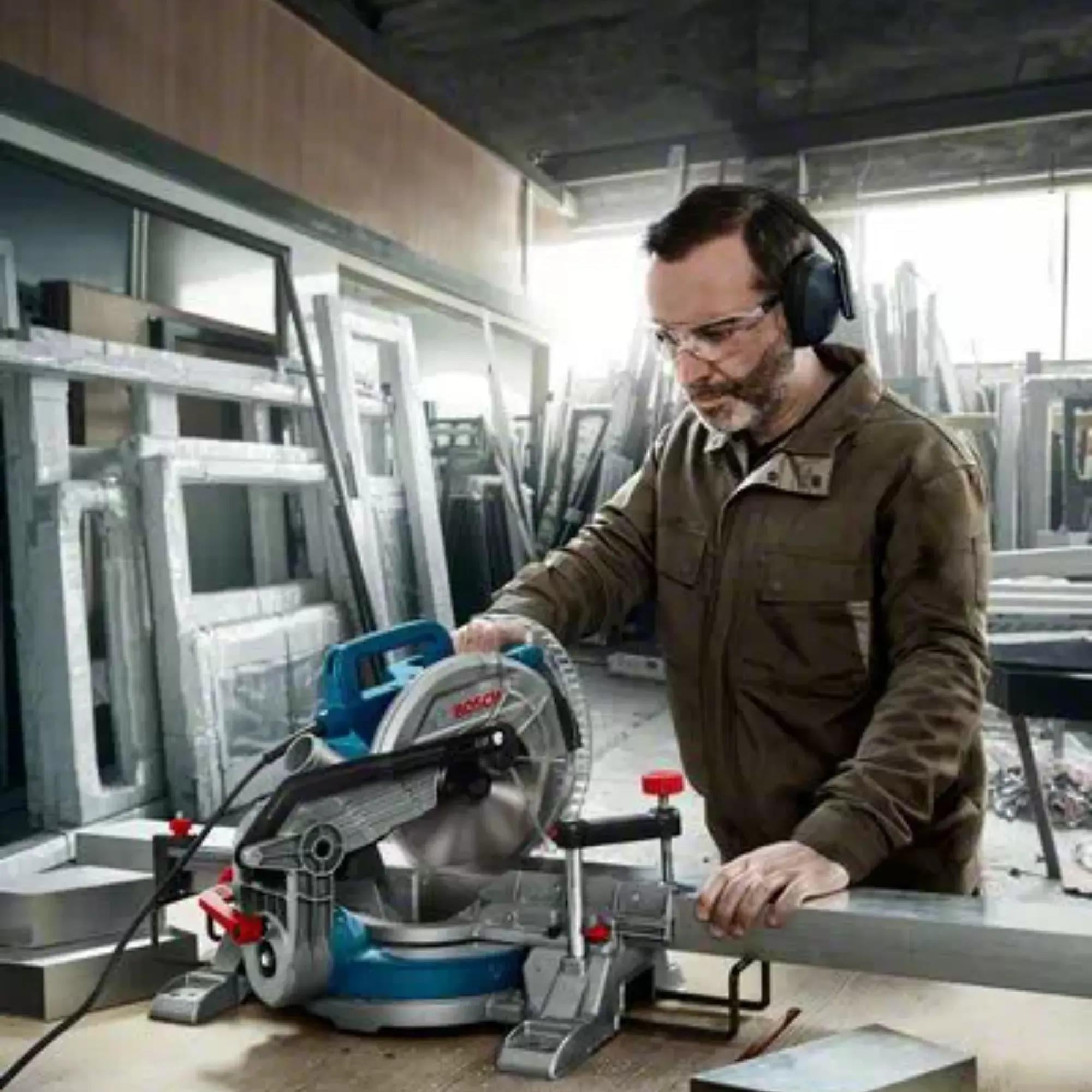 Bosch Gönye Kesme Makinesi 1300W GCM 216 - Hassas ve KompaktBoschBosch Gönye Kesme 1300W Gcm216 263.04.GKM1