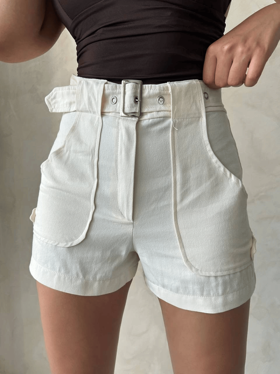 Kemer detaylı gabardin şort krem s25289