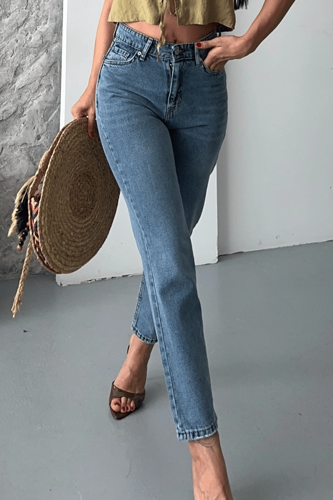 Mom fit kar yıkama bıyık detaylı jeans pantolon d2006
