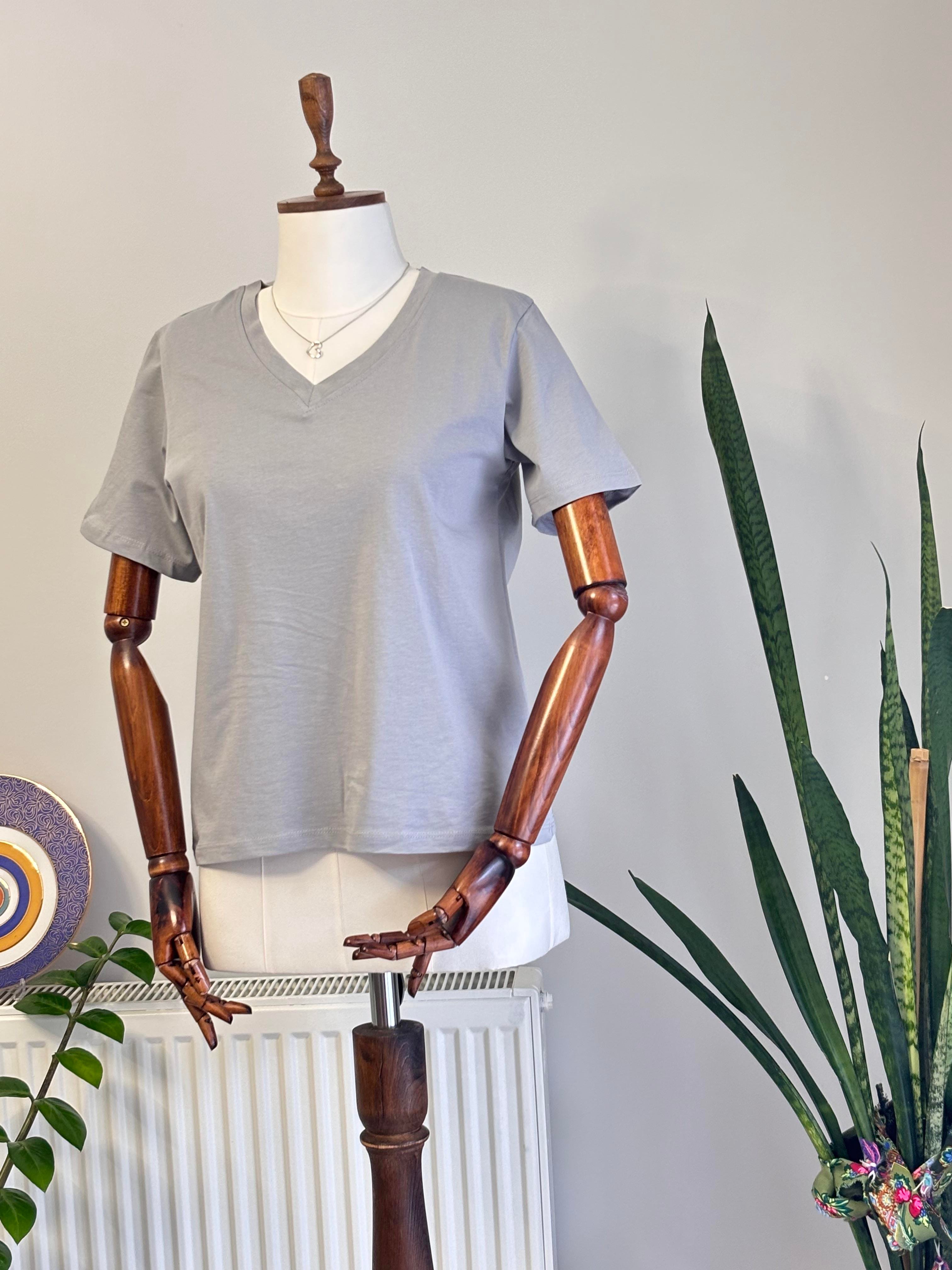 Regular Fit V Yaka Basic Düz Kısa Kollu Tişört