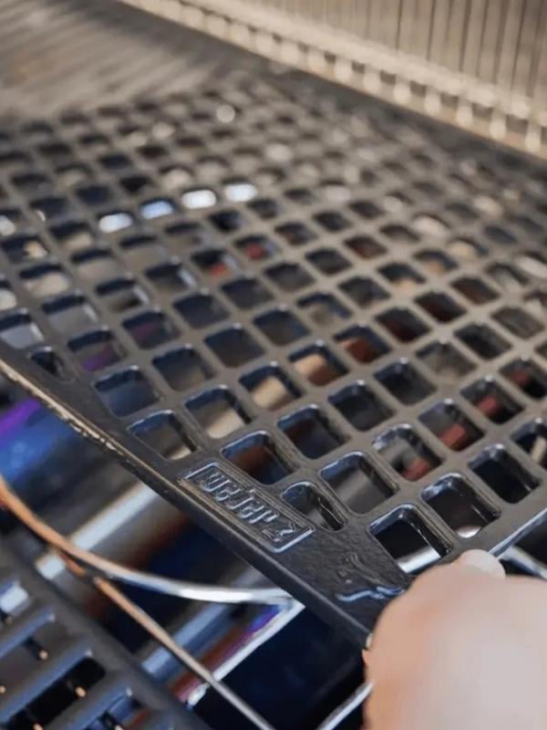Weber CRAFTED Dual-Sided Sear Grate 7680 – GBS Çift Taraflı Mühür Izgarası Porcelain-Emaye Döküm | Et & Hassas Malzemeler İçin Çift Yüzey