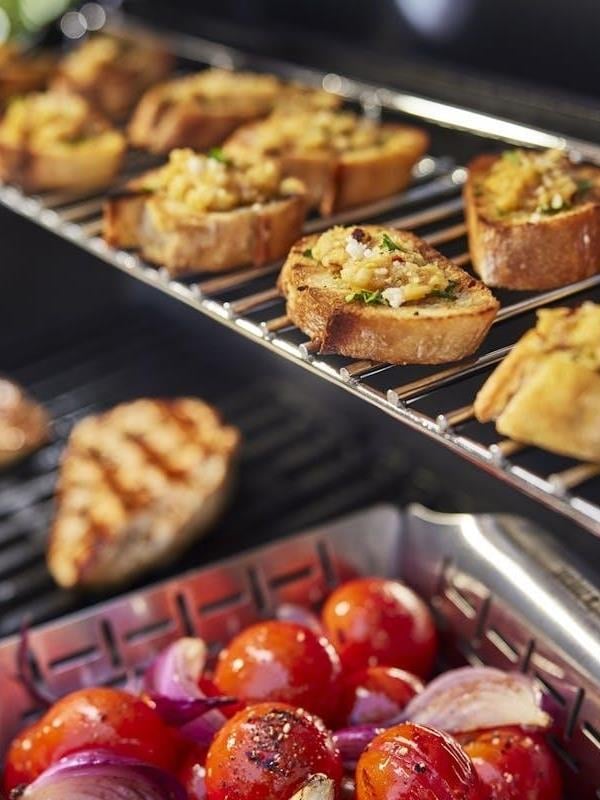 Weber Genesis® E-415 Siyah Gazlı Barbekü – 4 Brülör, Geniş Pişirme Alanı