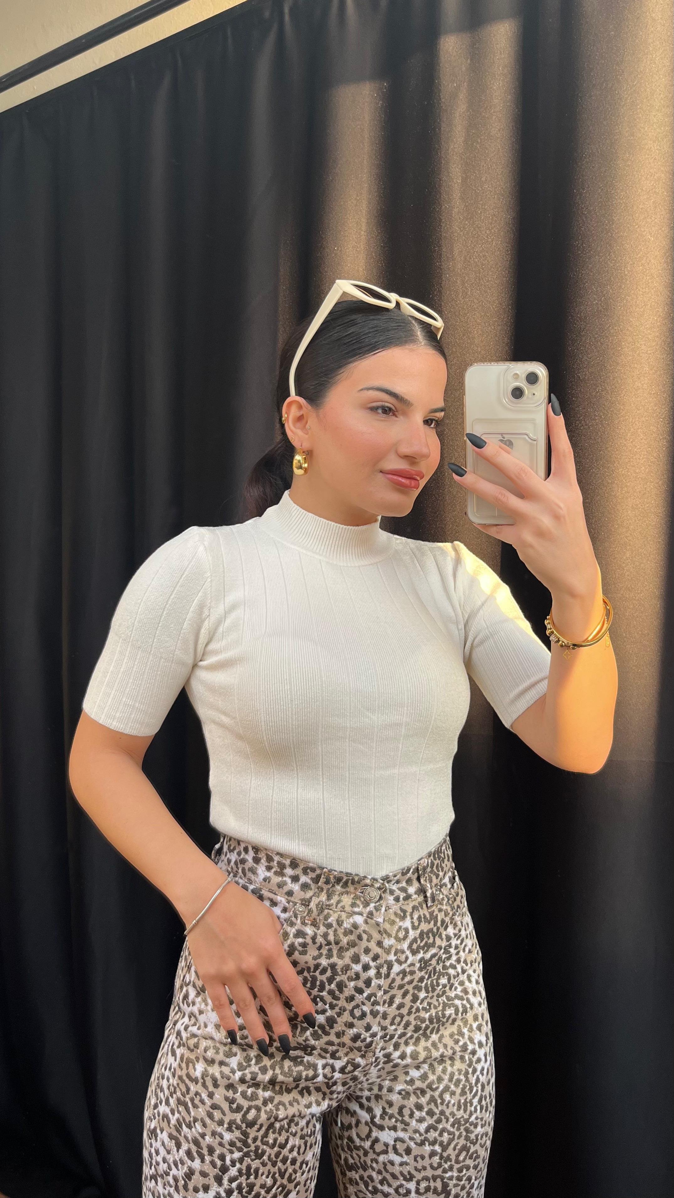 BEYAZ KISA KOLLU TRİKO BLUZ