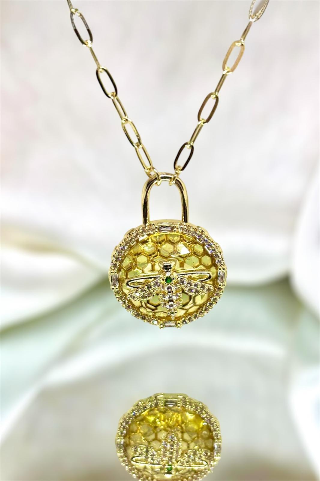 Bal Peteği Üzerinde Taşlı Kraliçe Arı Madalyon Kolye