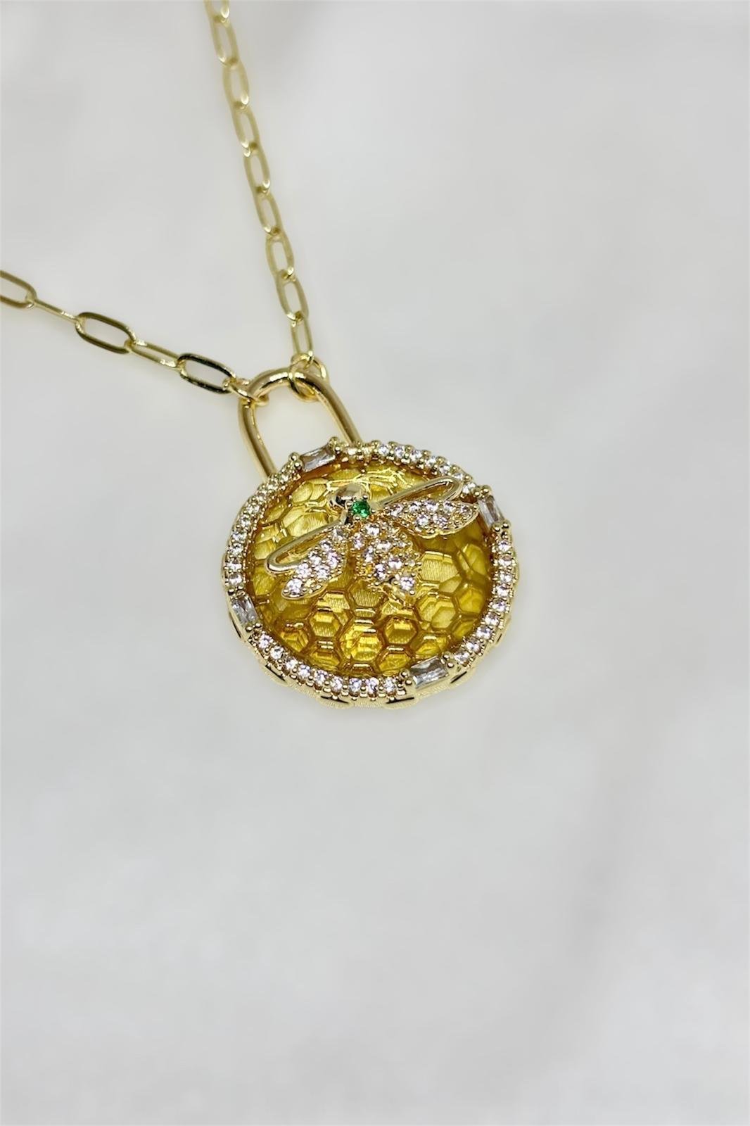 Bal Peteği Üzerinde Taşlı Kraliçe Arı Madalyon Kolye