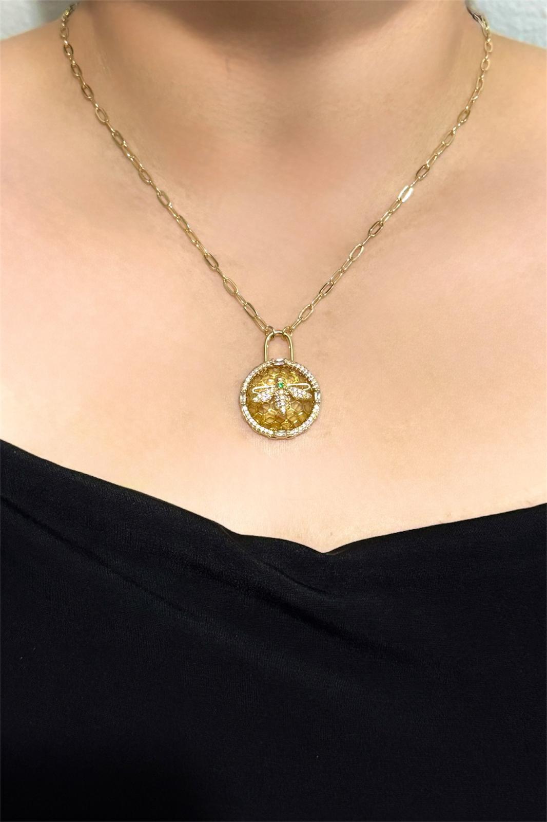 Bal Peteği Üzerinde Taşlı Kraliçe Arı Madalyon Kolye