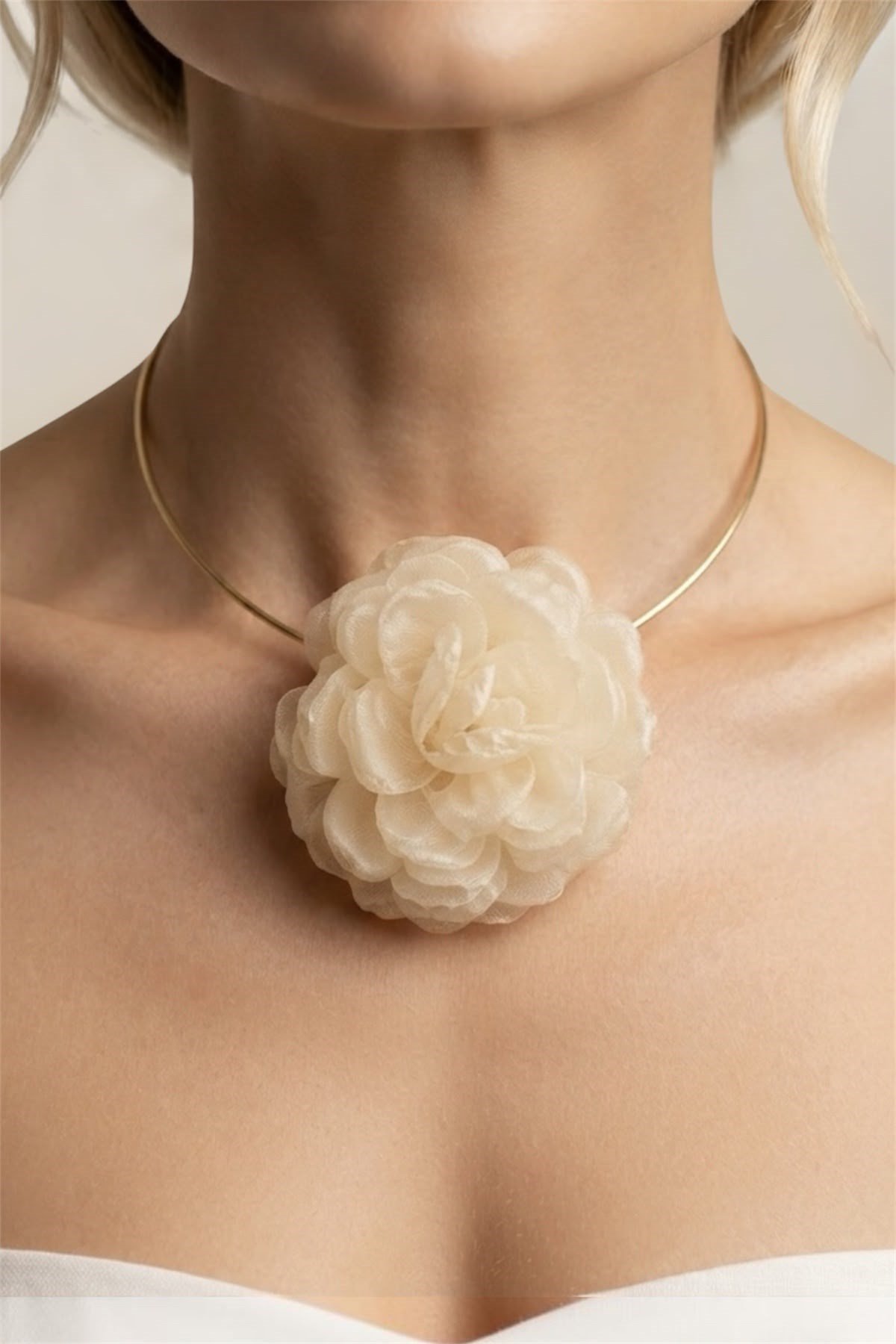 Krem Renk Kumaş Çiçek Detaylı Altın Renkli Choker Kolye